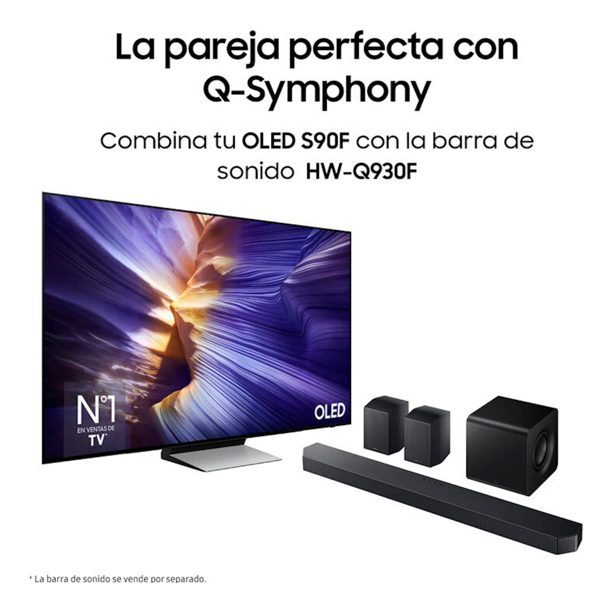 Samsung OLED S90F de frente, junto a barra de sonido HW-Q930F, sobre fondo blanco.