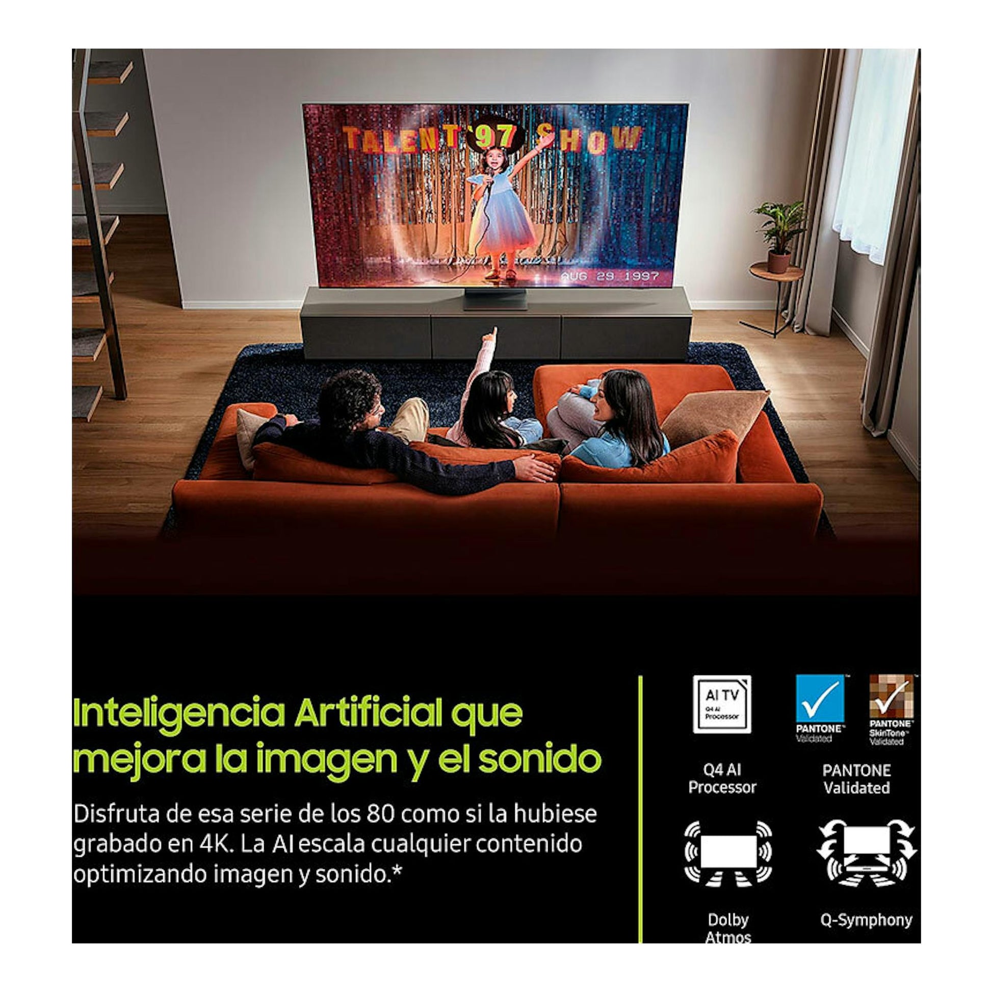 TV Samsung TQ75Q7FAAUXXC QLED 4K de 75", vista frontal en un salón con tres personas frente a la pantalla.