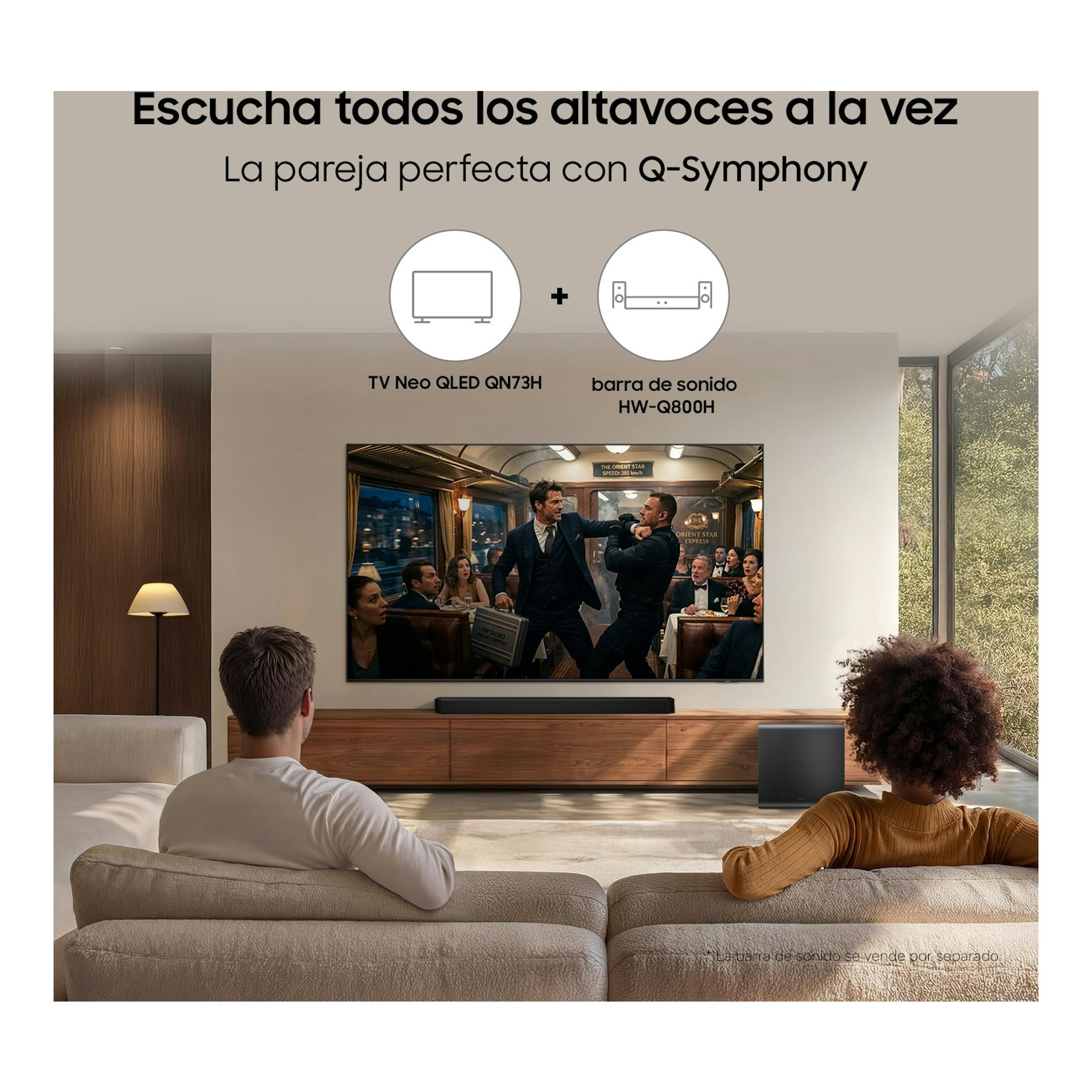 TV Samsung Neo QLED QN73H en salón, vista frontal, con barra de sonido bajo la pantalla.