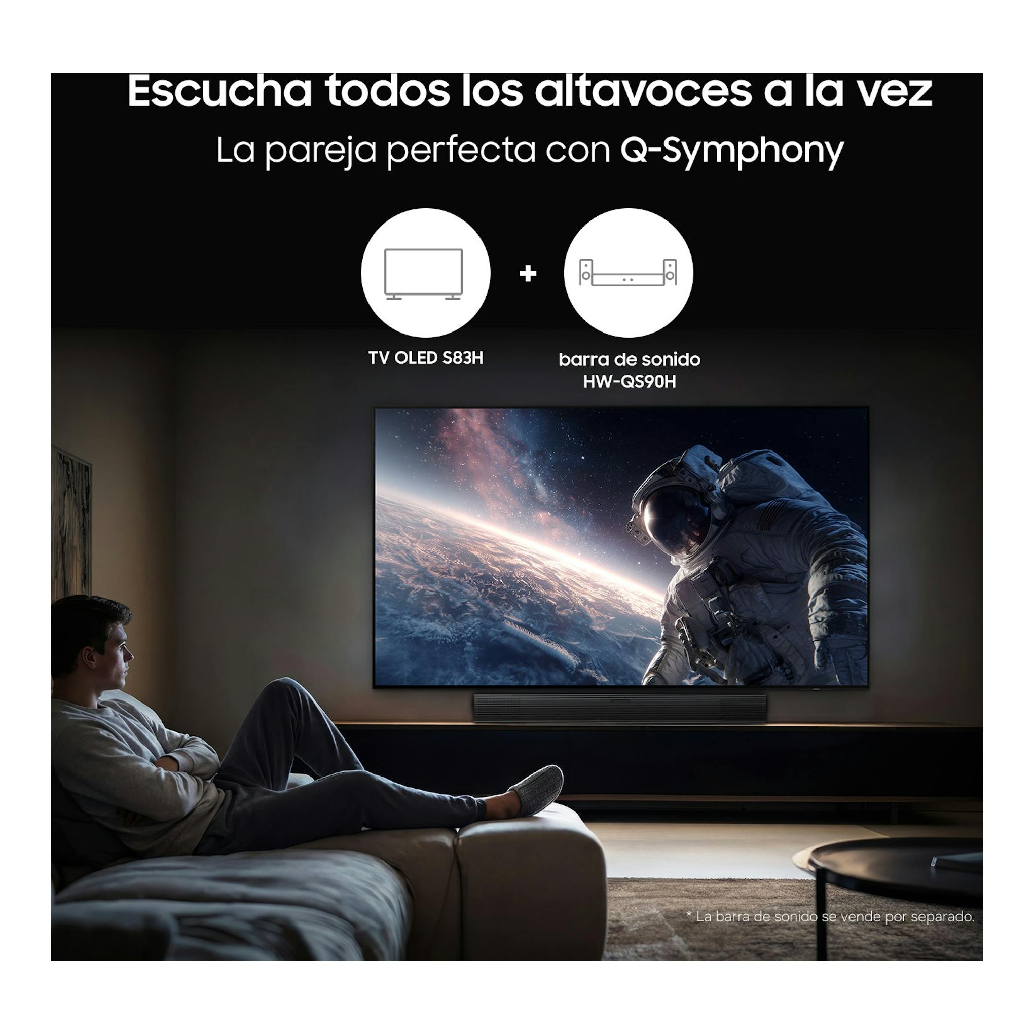 Anuncio de Samsung OLED S83H en salón, con hombre viendo la TV y barra de sonido HW-QS90H.