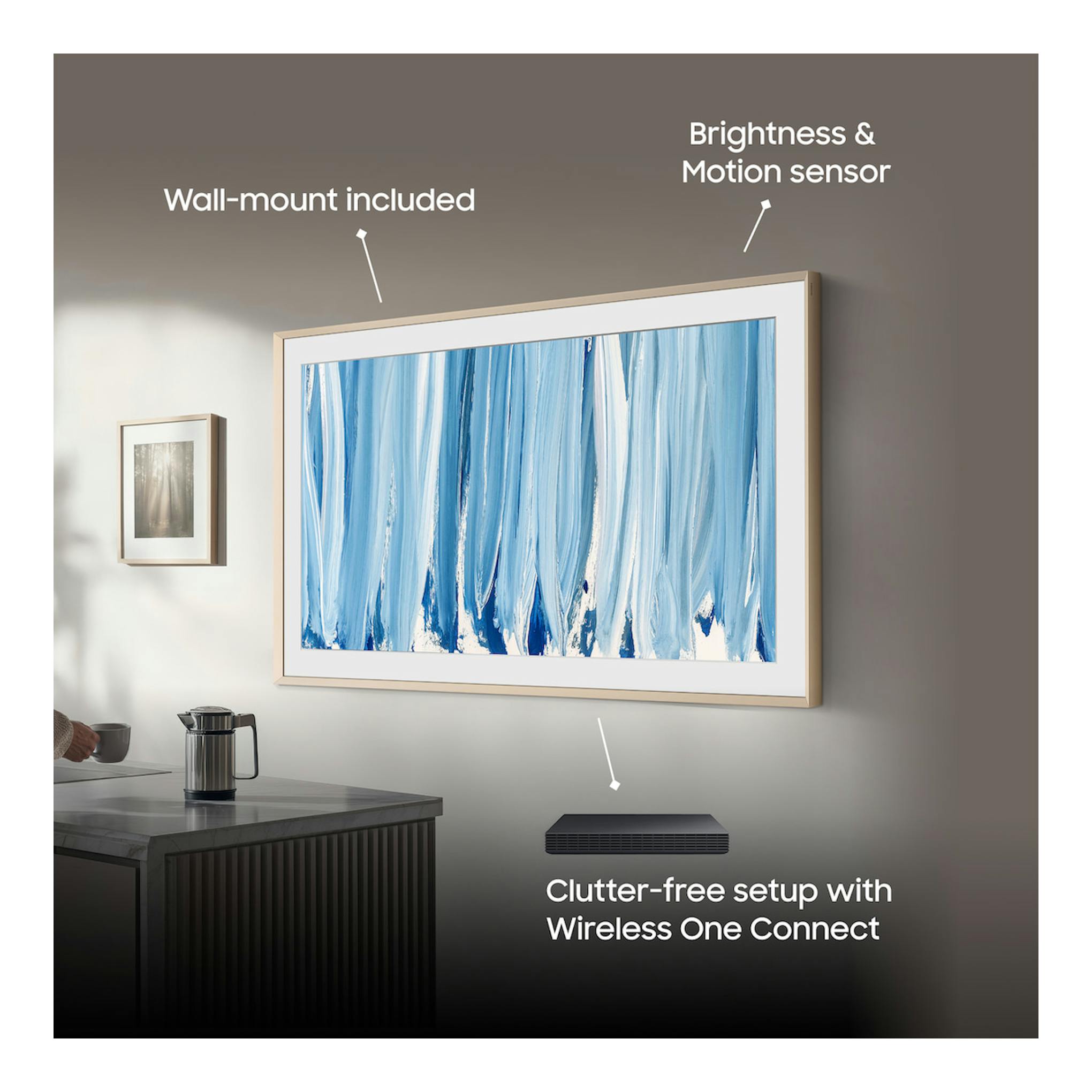 Samsung TQ85LS03HWUXXC: TV tipo marco beige montado en pared con arte en pantalla y caja Wireless One Connect.