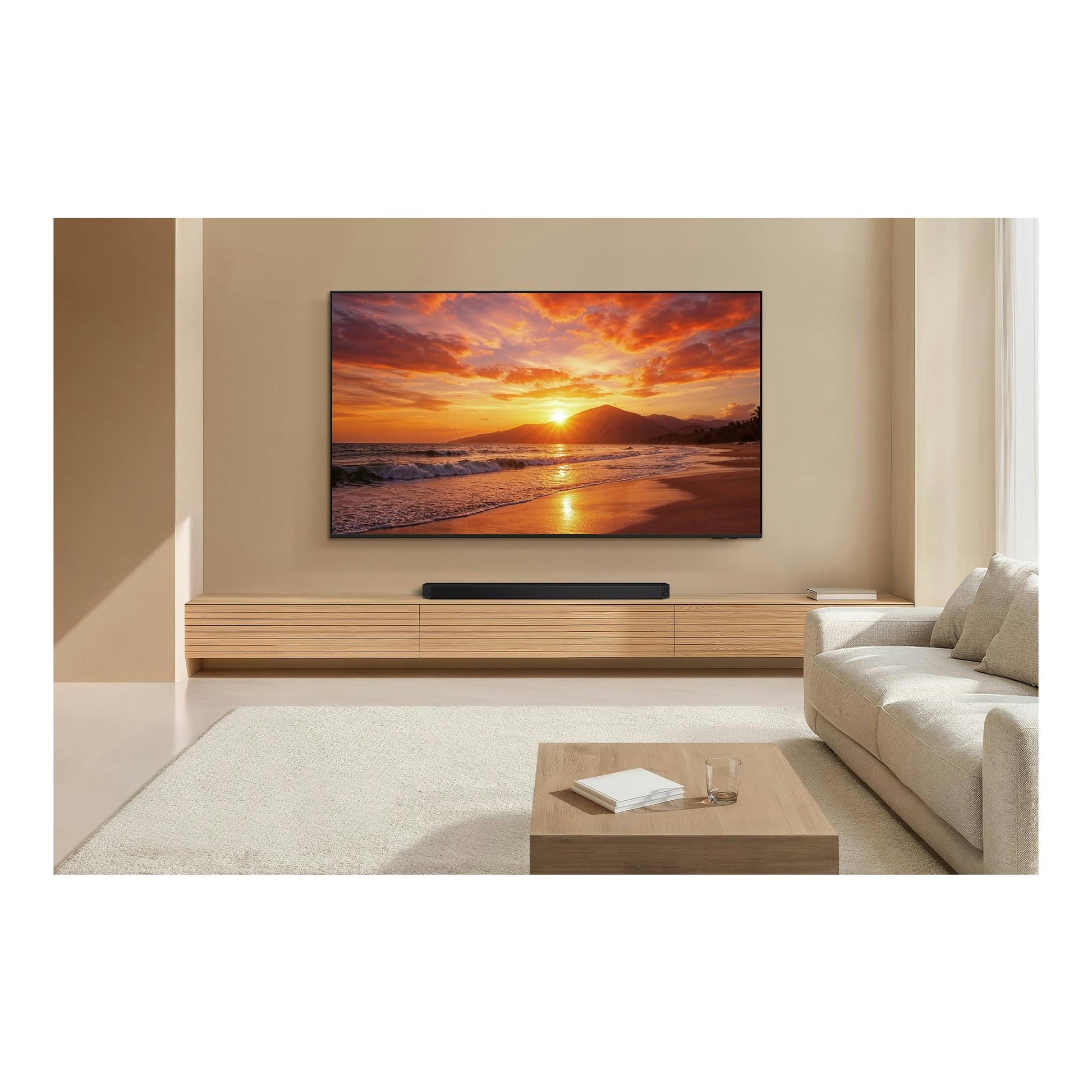 Televisor Samsung TU50U8075HUXXC de pared, pantalla negra con imagen de playa al atardecer en un salón.