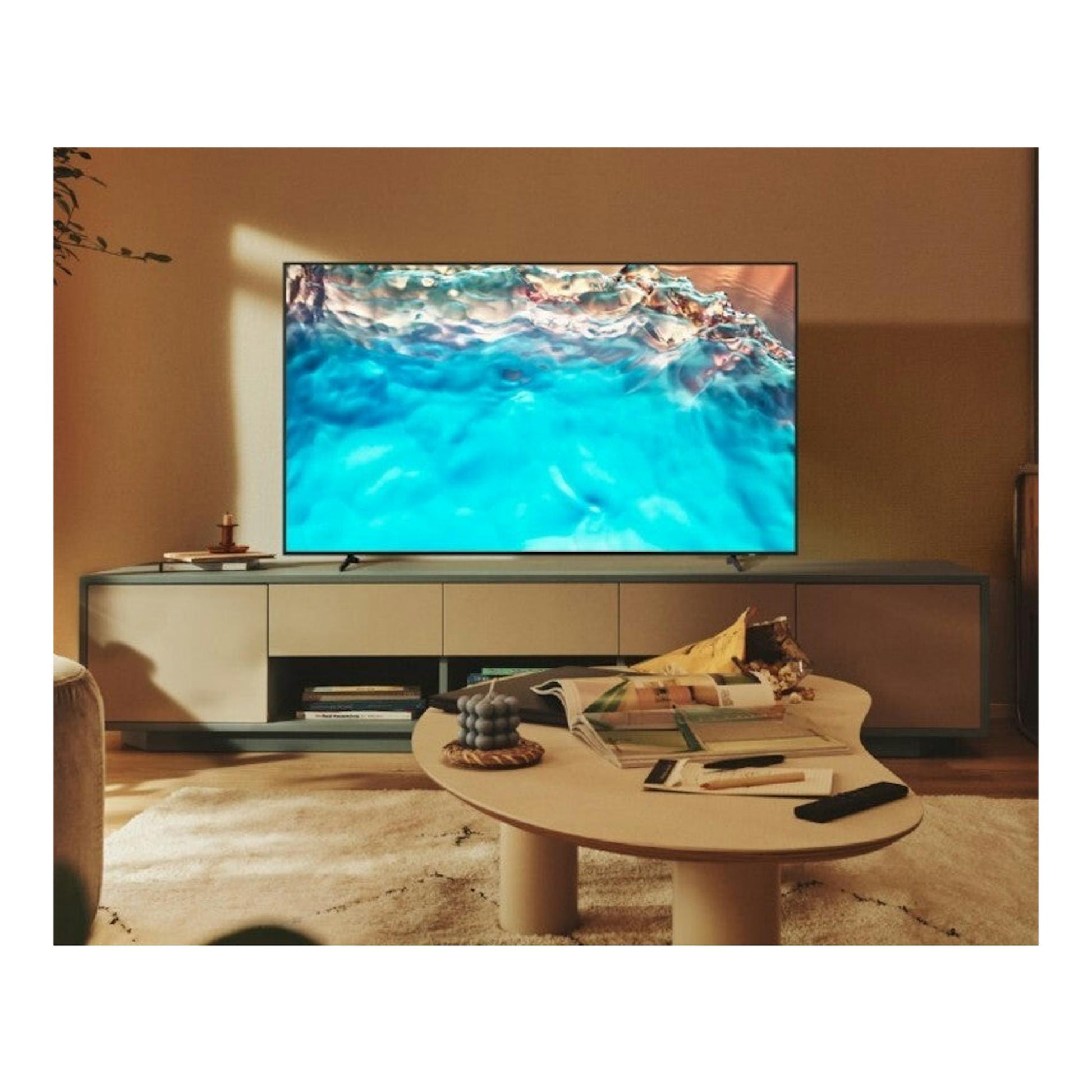 Televisor Samsung UE65BU8000KXXC negro, vista frontal, sobre mueble, con imagen azul en pantalla.
