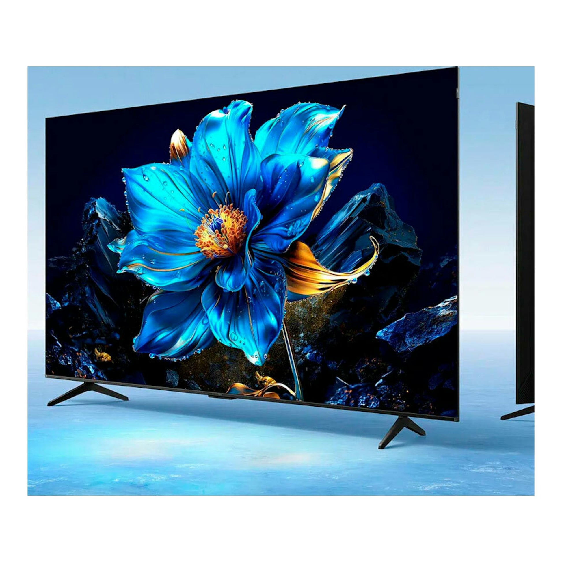 Televisor TCL 43P7K QLED 4K de 43 pulgadas, vista frontal en ángulo, con fondo negro y flor azul.