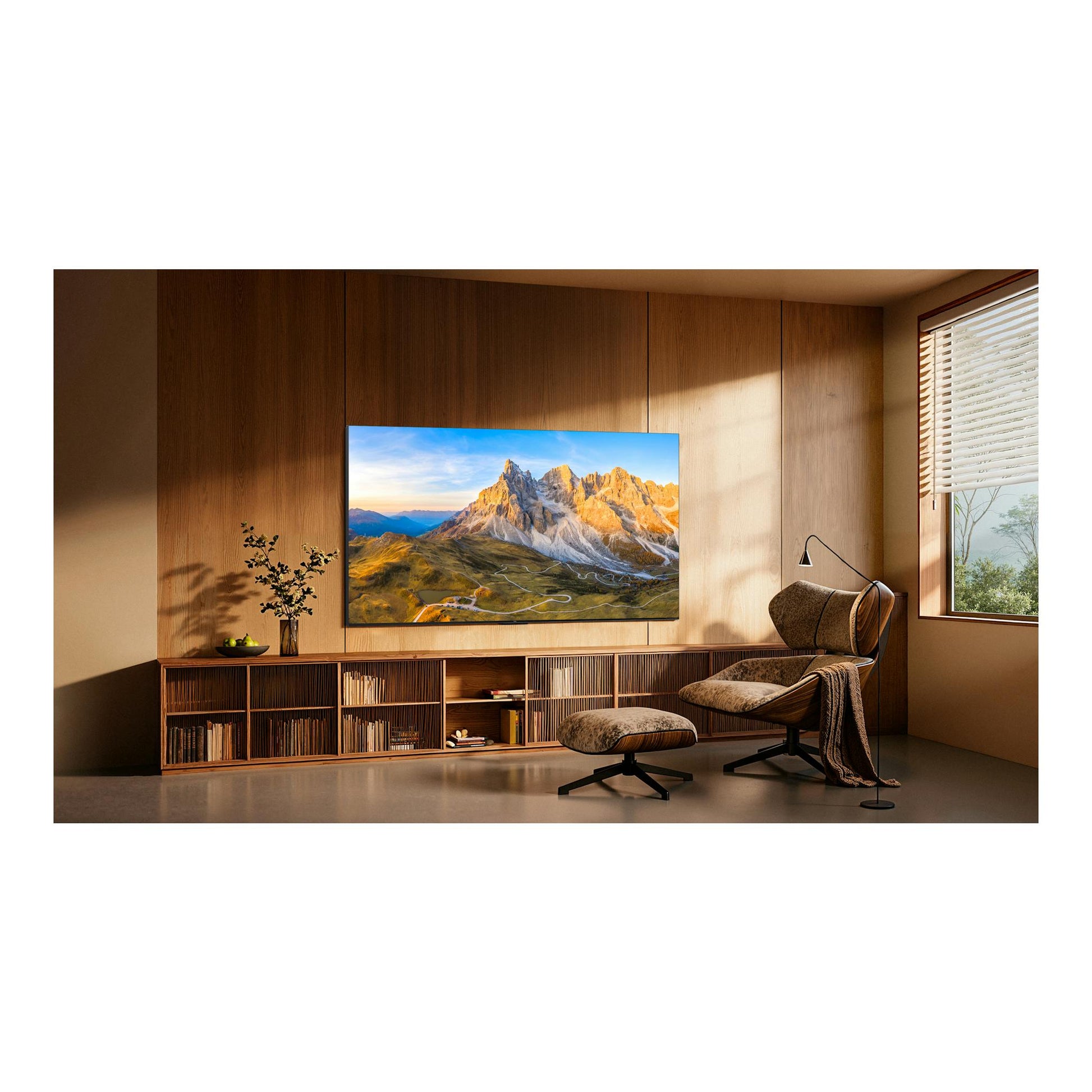 Televisor TCL 55C8L de pantalla plana, montado en pared, mostrando un paisaje de montañas en una sala moderna.