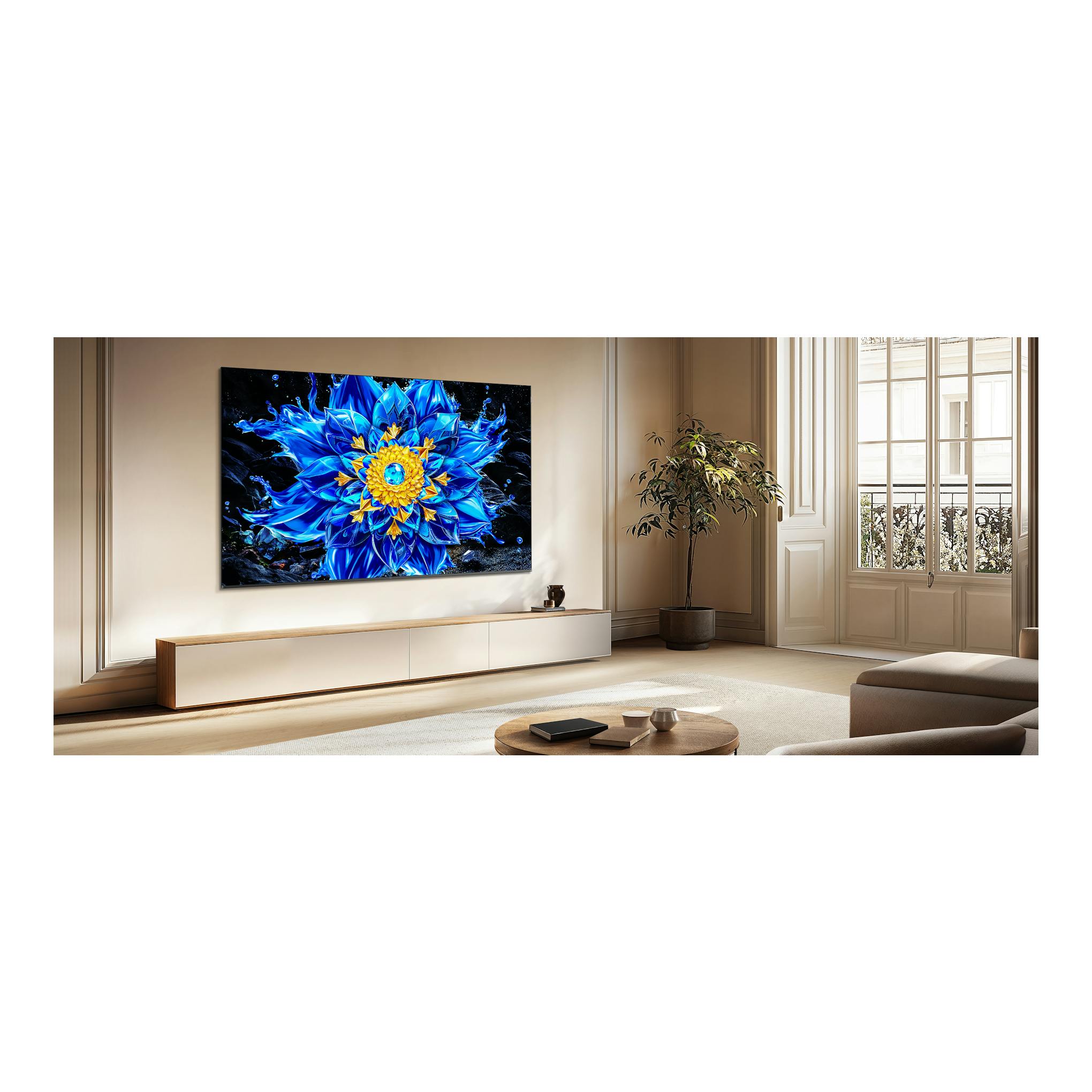 Televisor TCL 55P8L montado en pared, vista frontal, con imagen azul y amarilla en una sala beige.