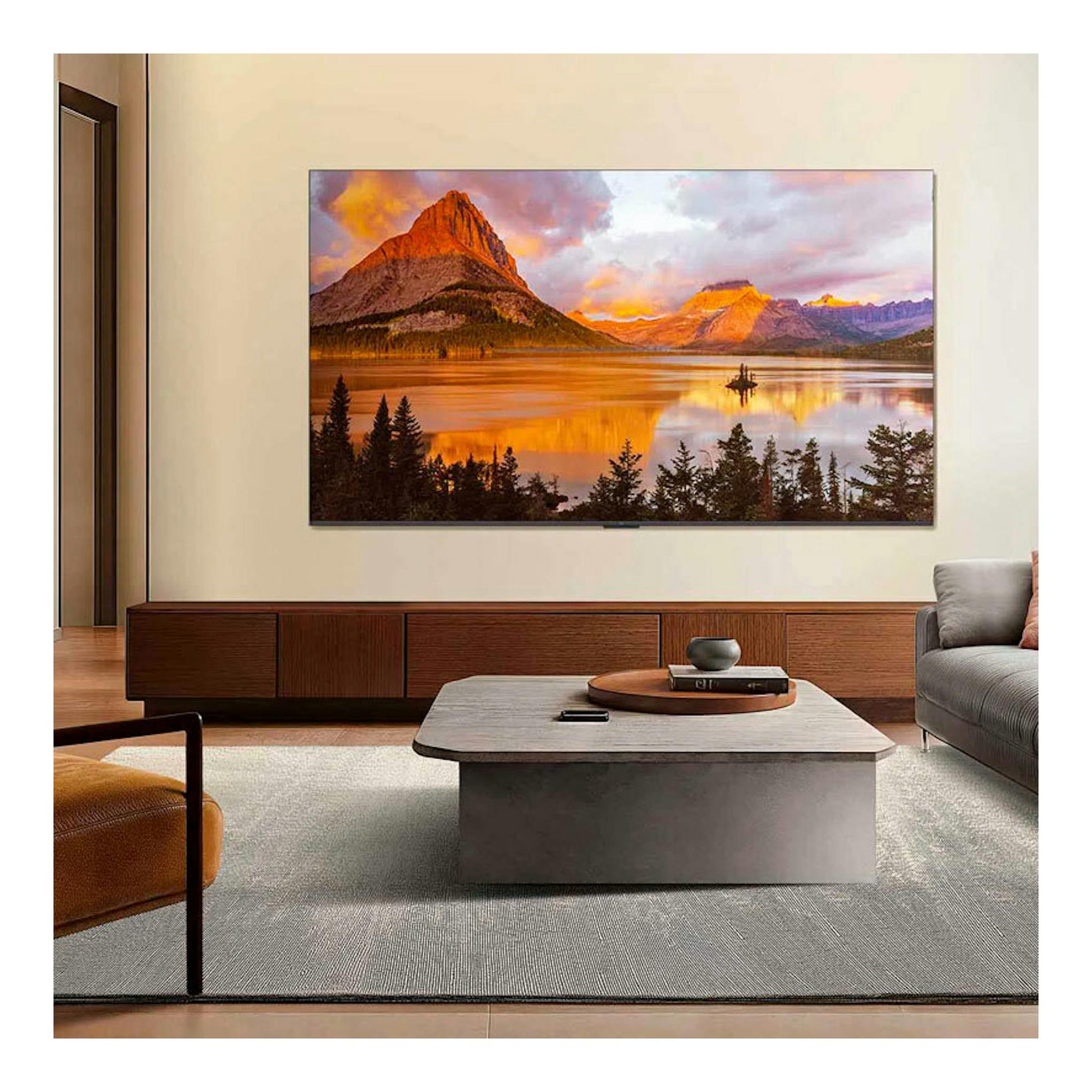 TV TCL 65P7K QLED 4K de 65", vista frontal en pared, en una sala con imagen de paisaje al atardecer.