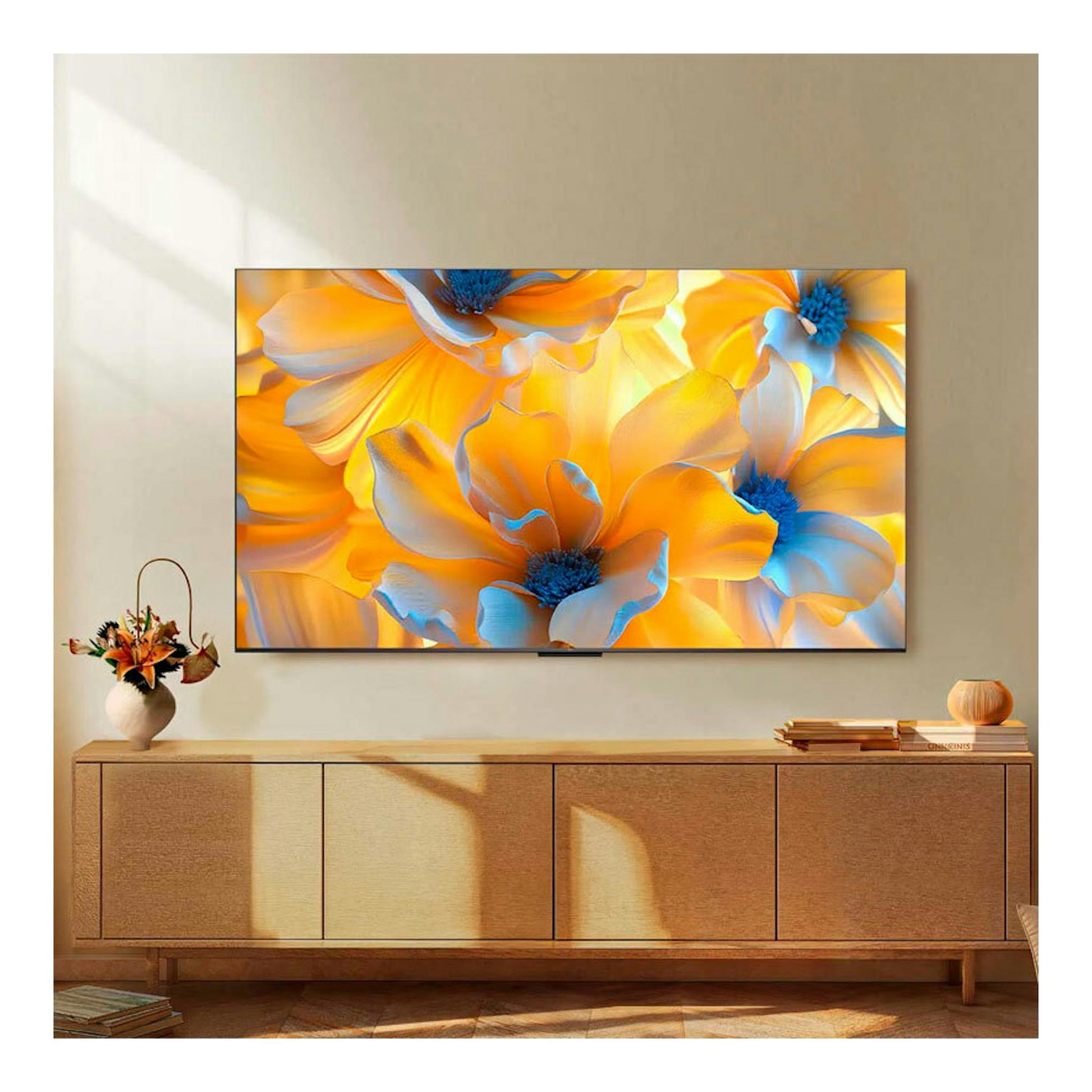TV TCL 98C6K MiniLED 4K de 98", vista frontal montada en pared con imagen floral naranja y azul.