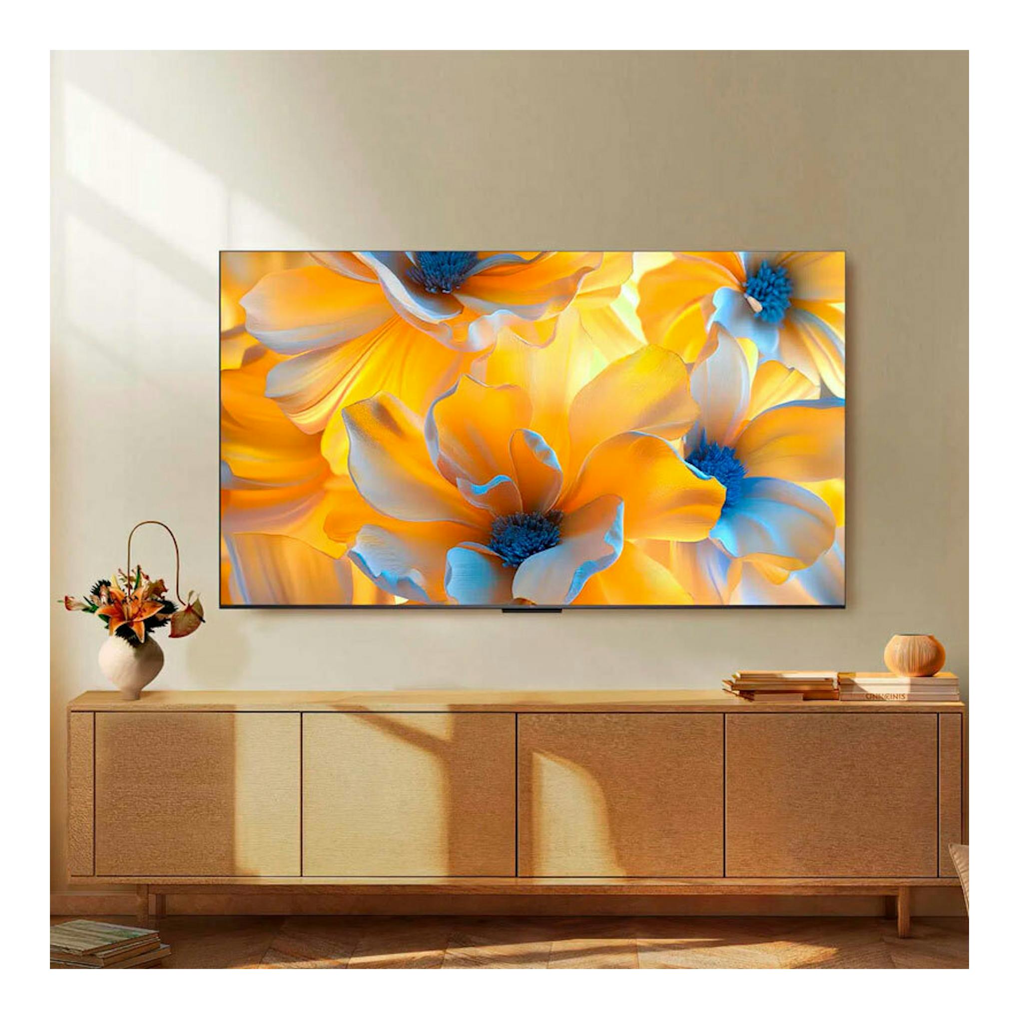 TV TCL 98C6K MiniLED 4K de 98", vista frontal montada en pared con imagen floral naranja y azul.