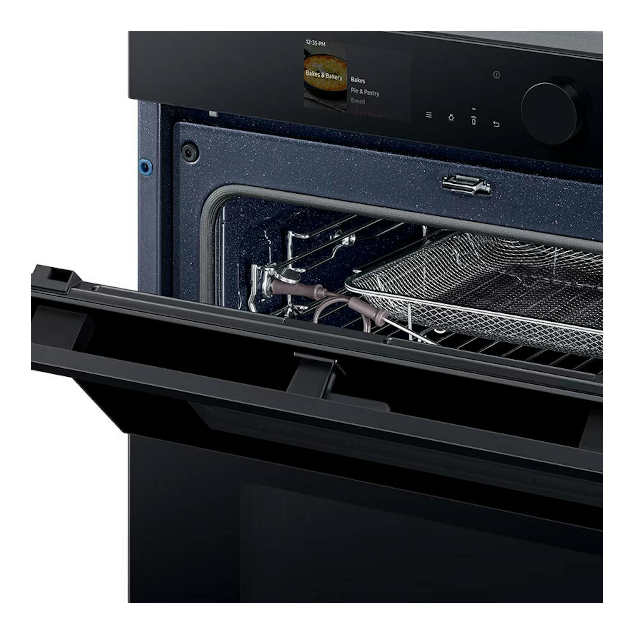 Horno Samsung NV7B6795JAK/U1 negro, visto de frente con la puerta abatida y el interior visible.