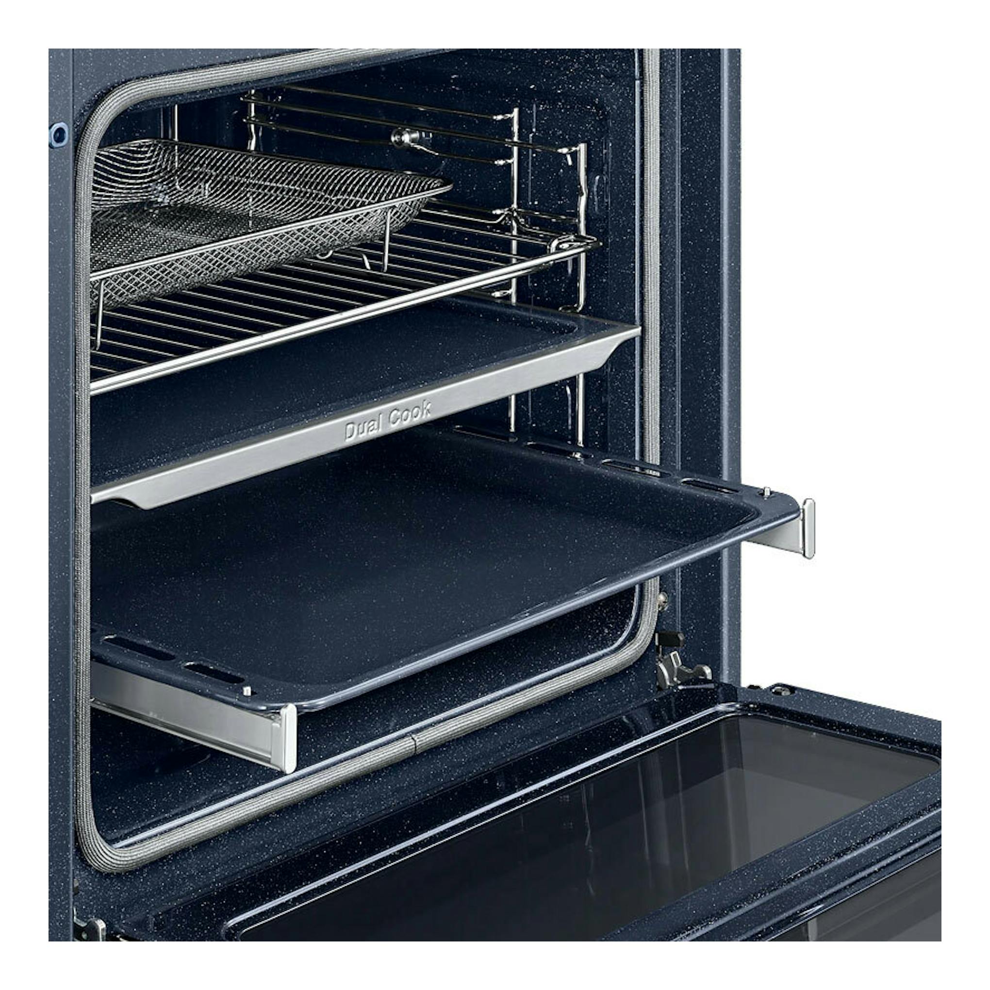 Horno Samsung NV7B5750TDK/U1 negro, interior abierto con bandejas y rejilla, vista frontal.