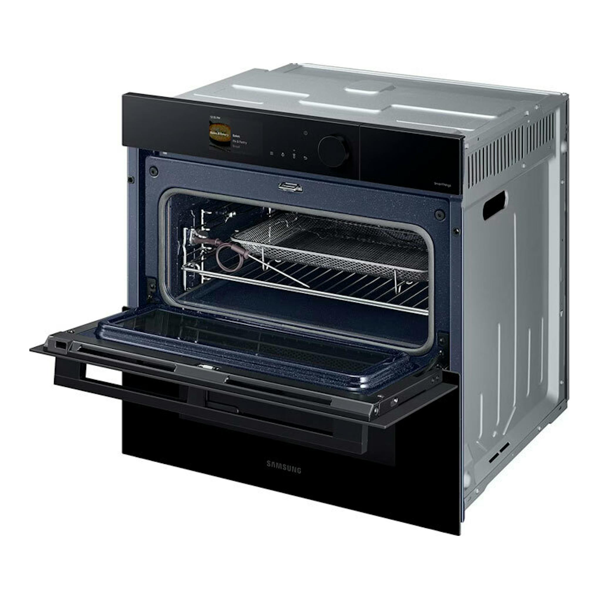 Samsung NV7B6795JAK/U1, horno negro con puerta abatible abierta y vista frontal en 3/4, interior visible.