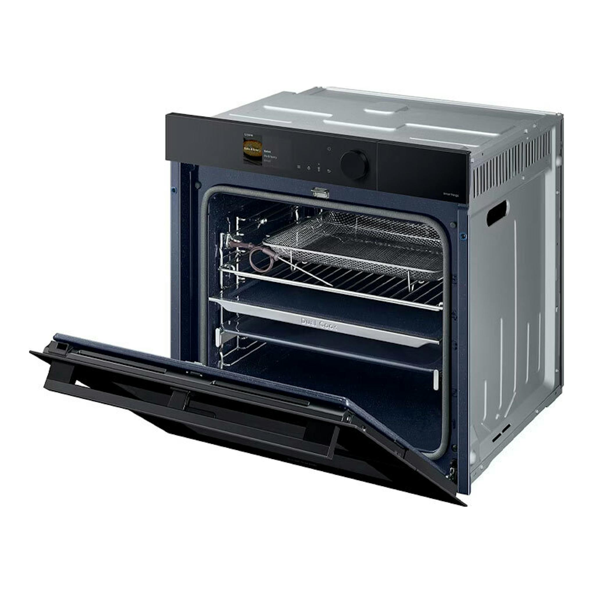 Horno empotrable Samsung NV7B6795JAK/U1 negro, visto en ángulo frontal, con la puerta abatida y el interior visible.