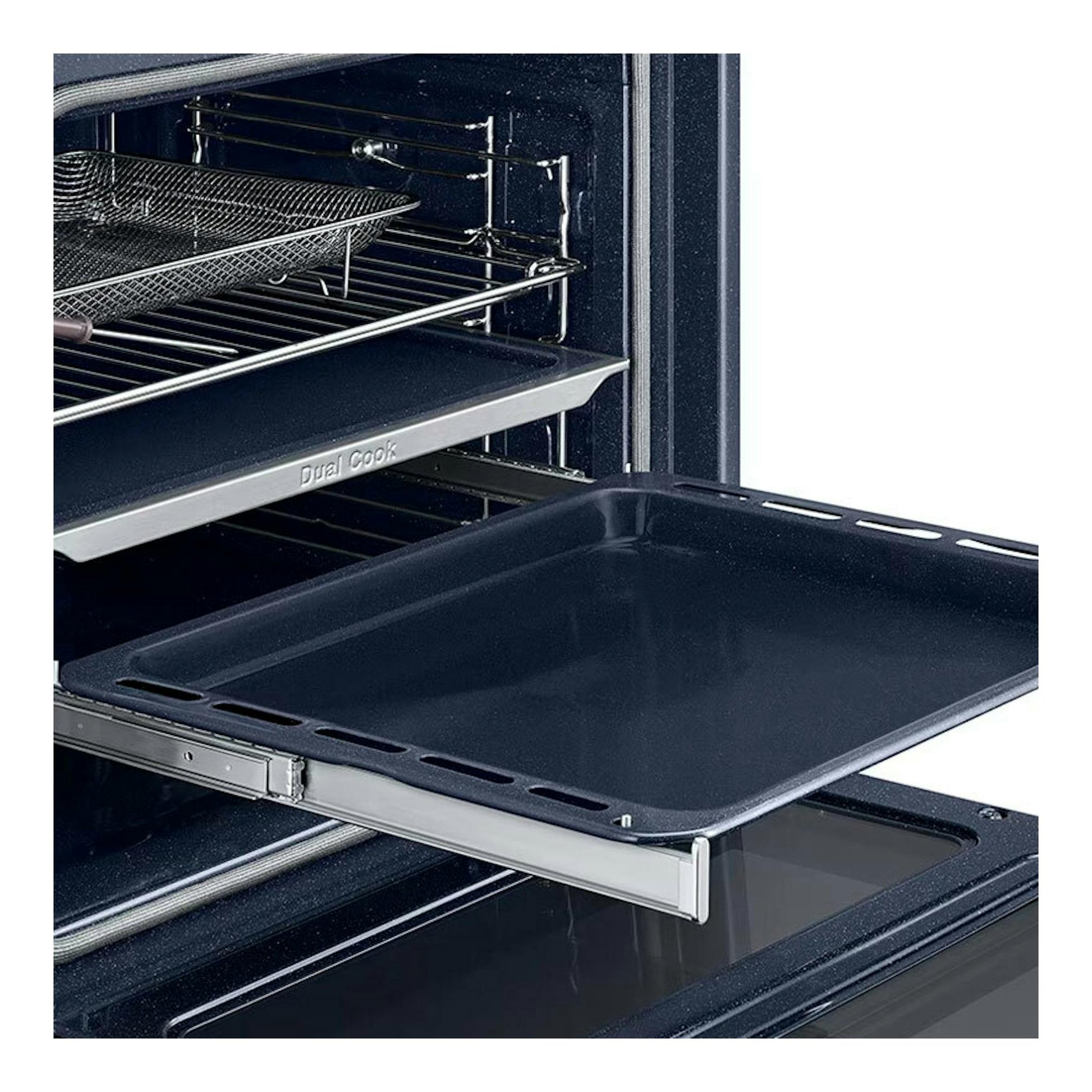 Horno Samsung NV7B6795JAK/U1 negro, vista interior con bandeja extraíble y parrillas metálicas.