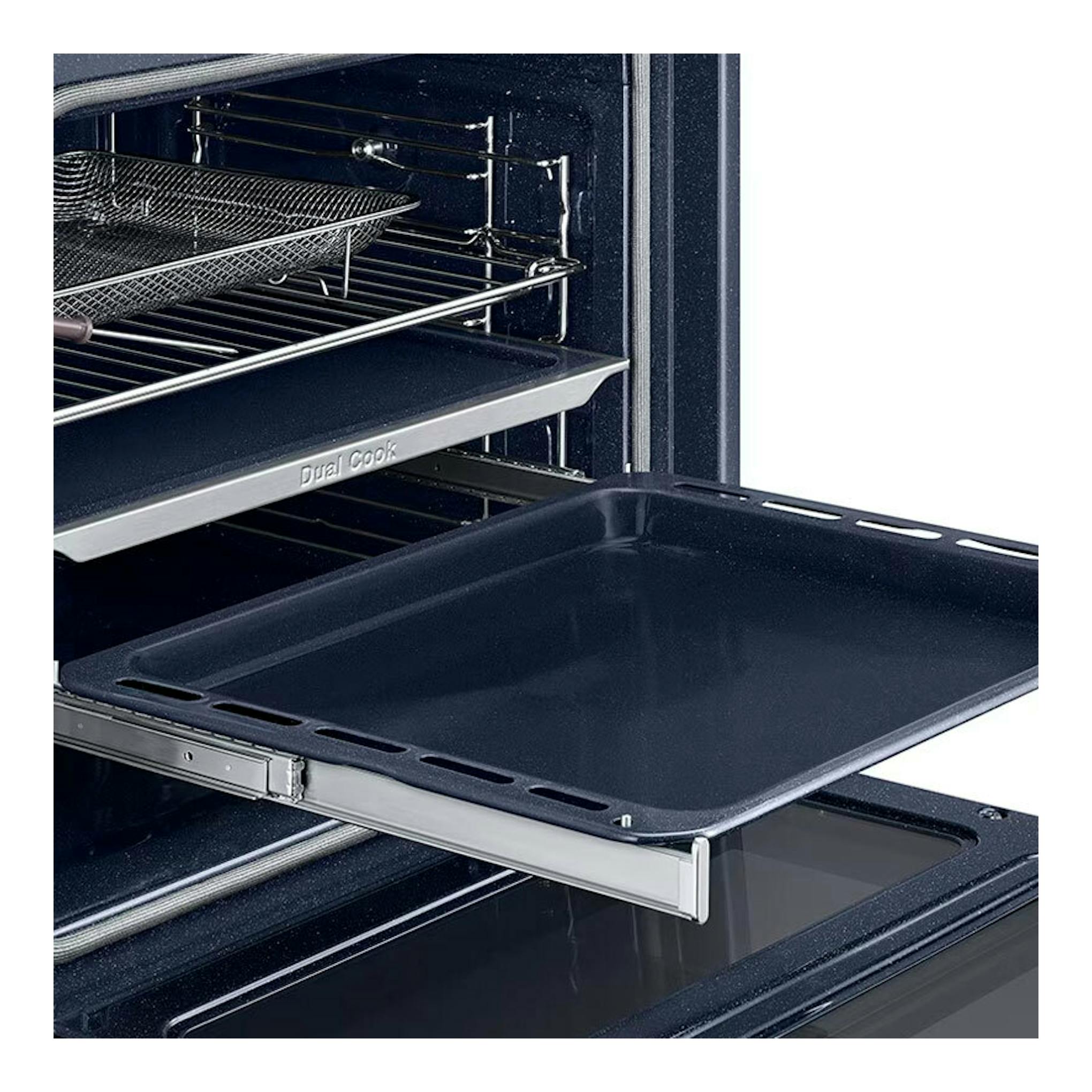Horno Samsung NV7B6795JAK/U1 negro, vista interior con bandeja extraíble y parrillas metálicas.