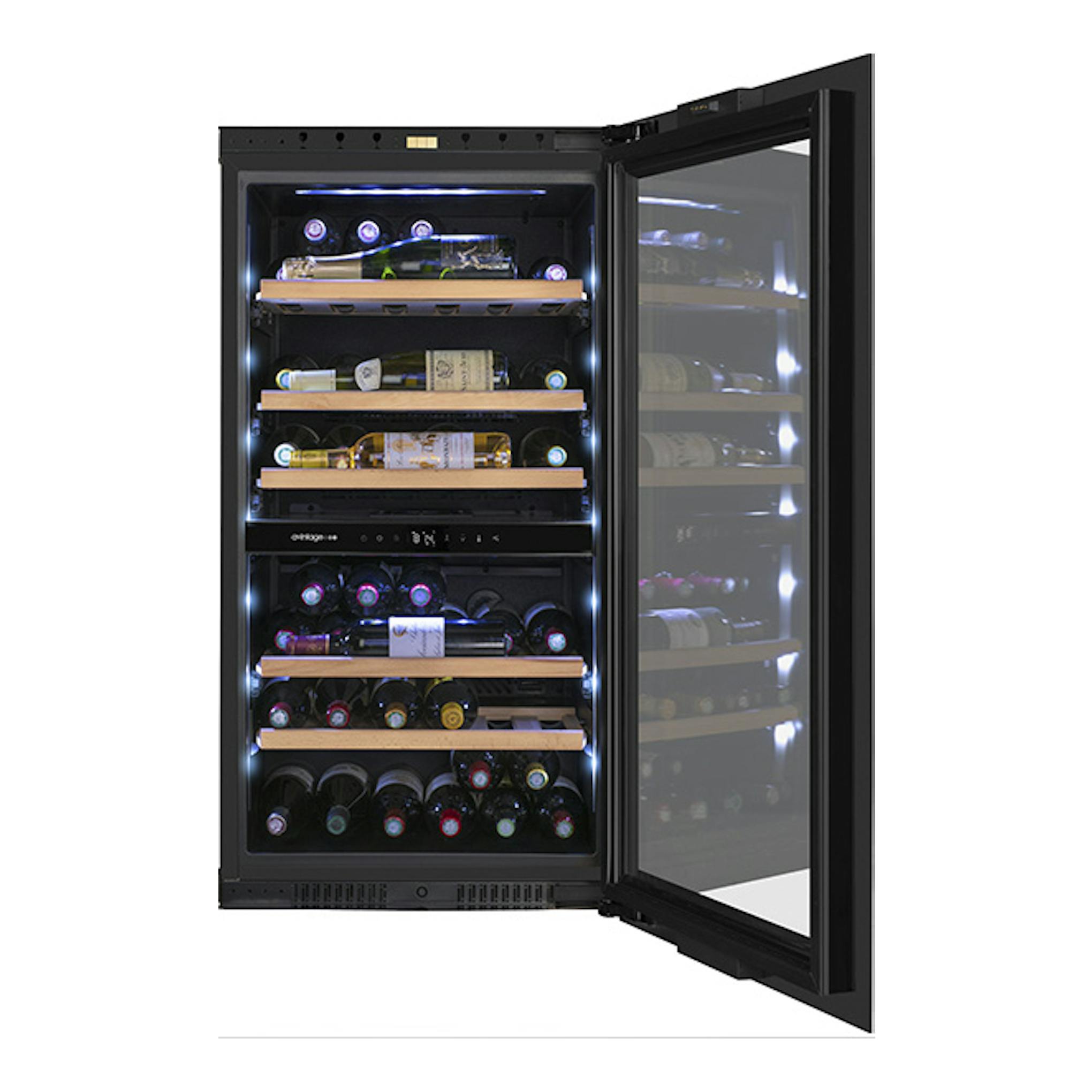 Vinoteca Avintage AVI105PLATINUM negra, vista frontal con puerta de cristal abierta y botellas en estantes.