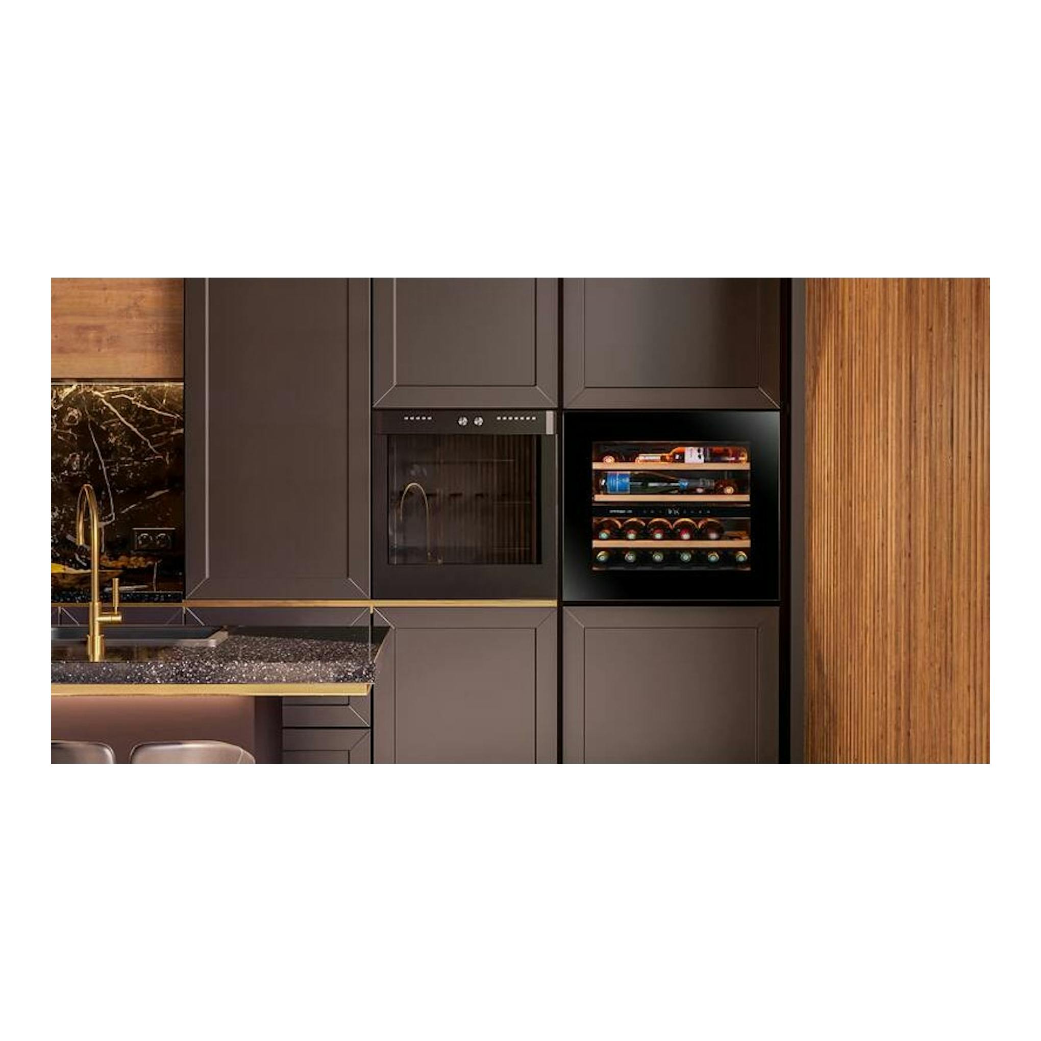 Vinoteca integrable Avintage AVI6075PLATINUM negra, vista frontal en mueble de cocina.