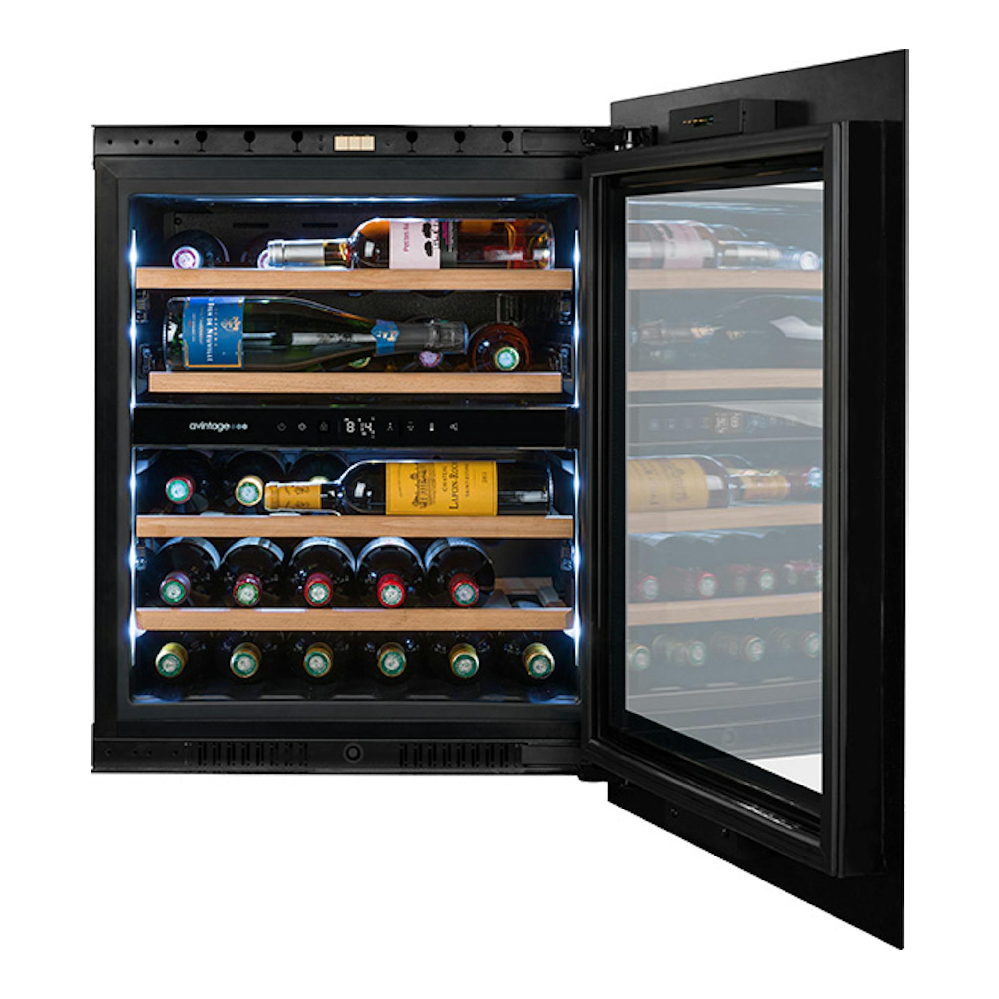 Vinoteca Avintage AVI72PLATINUM negra, vista frontal con puerta de vidrio abierta y botellas en estantes.