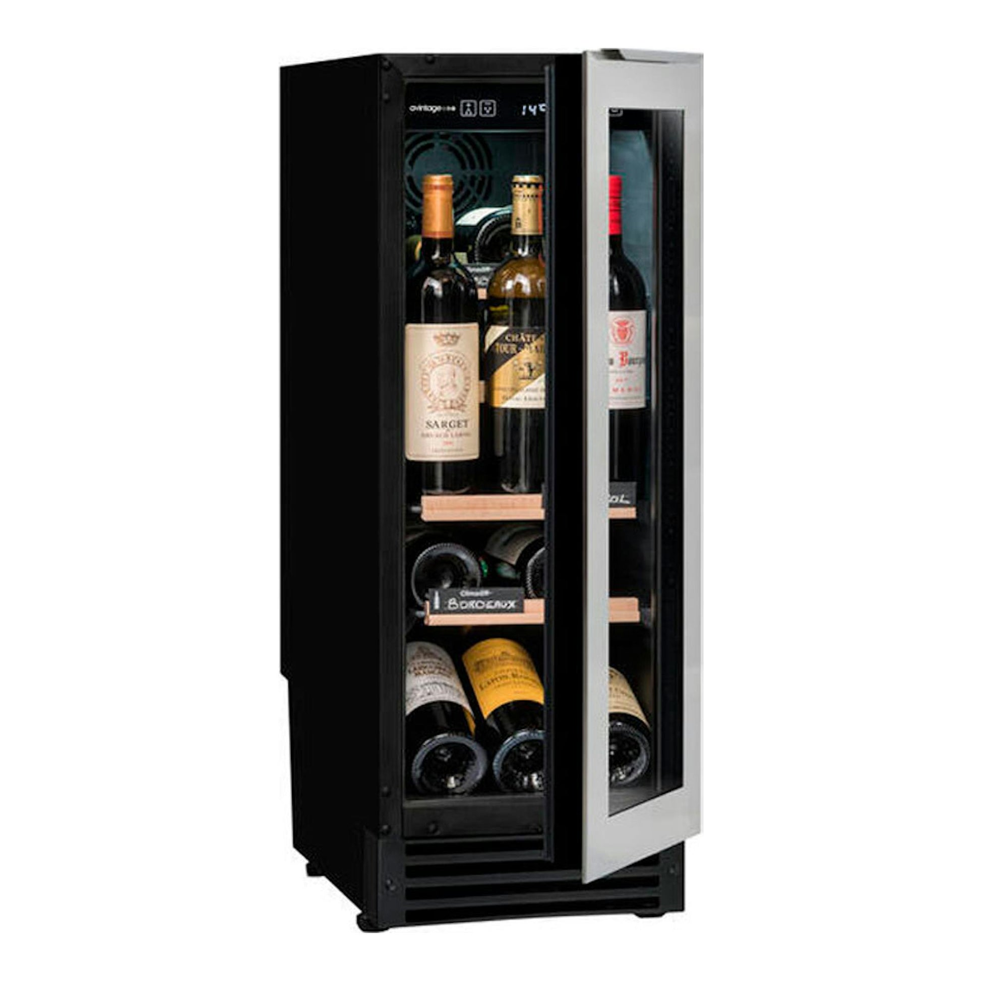 Vinoteca Avintage AVU22TX1 negra, vista frontal en tres cuartos con puerta de vidrio abierta y botellas dentro.