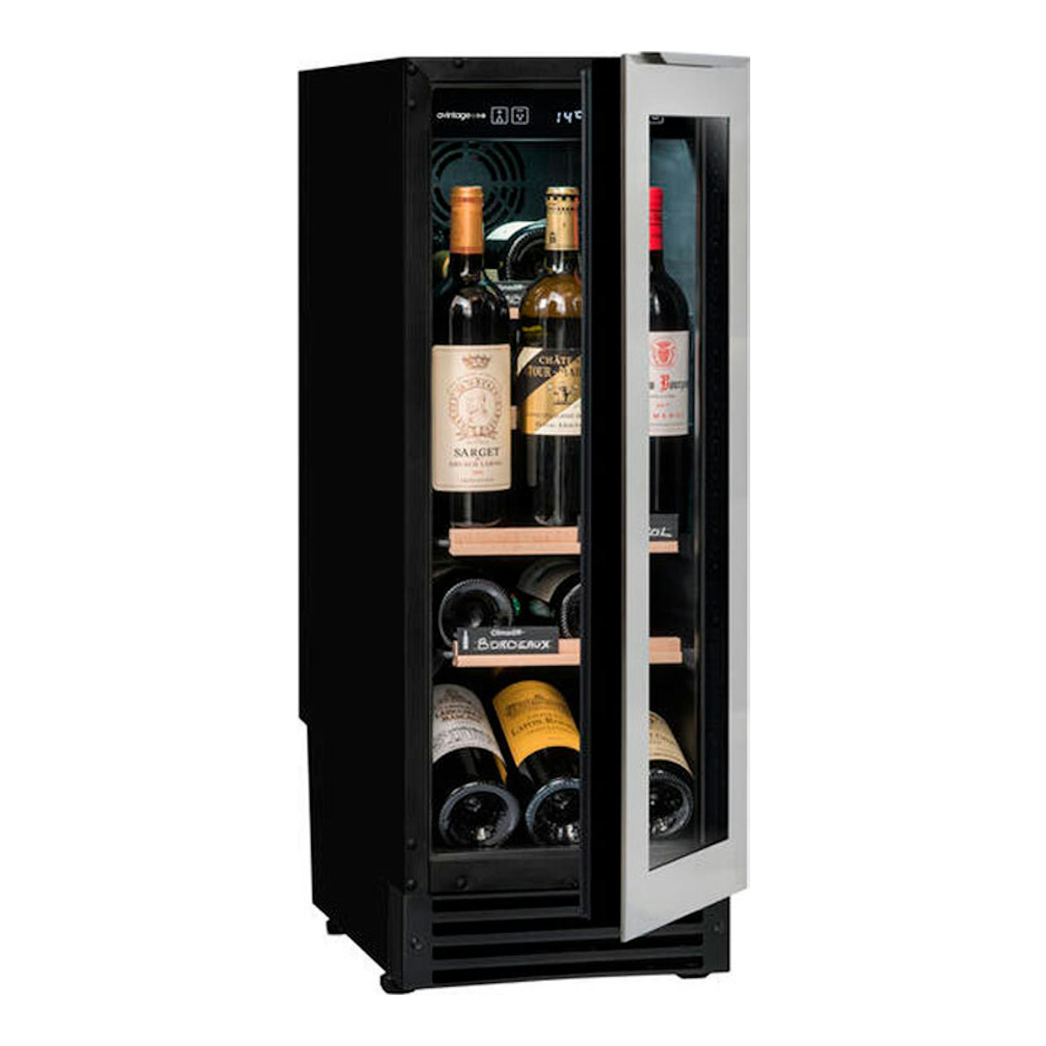 Vinoteca Avintage AVU22TX1 negra, vista frontal en tres cuartos con puerta de vidrio abierta y botellas dentro.