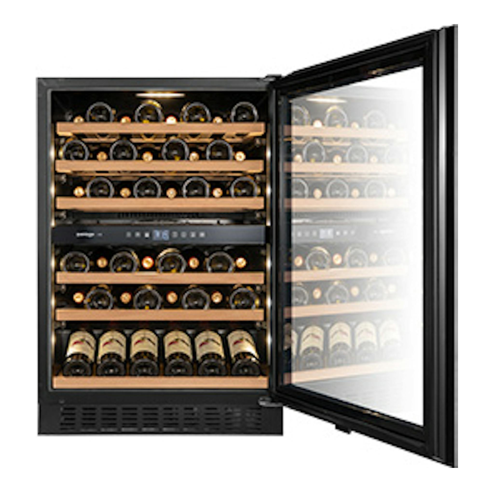 Vinoteca Avintage AVU61D88 negra, vista frontal con puerta de cristal abierta y botellas en estantes.