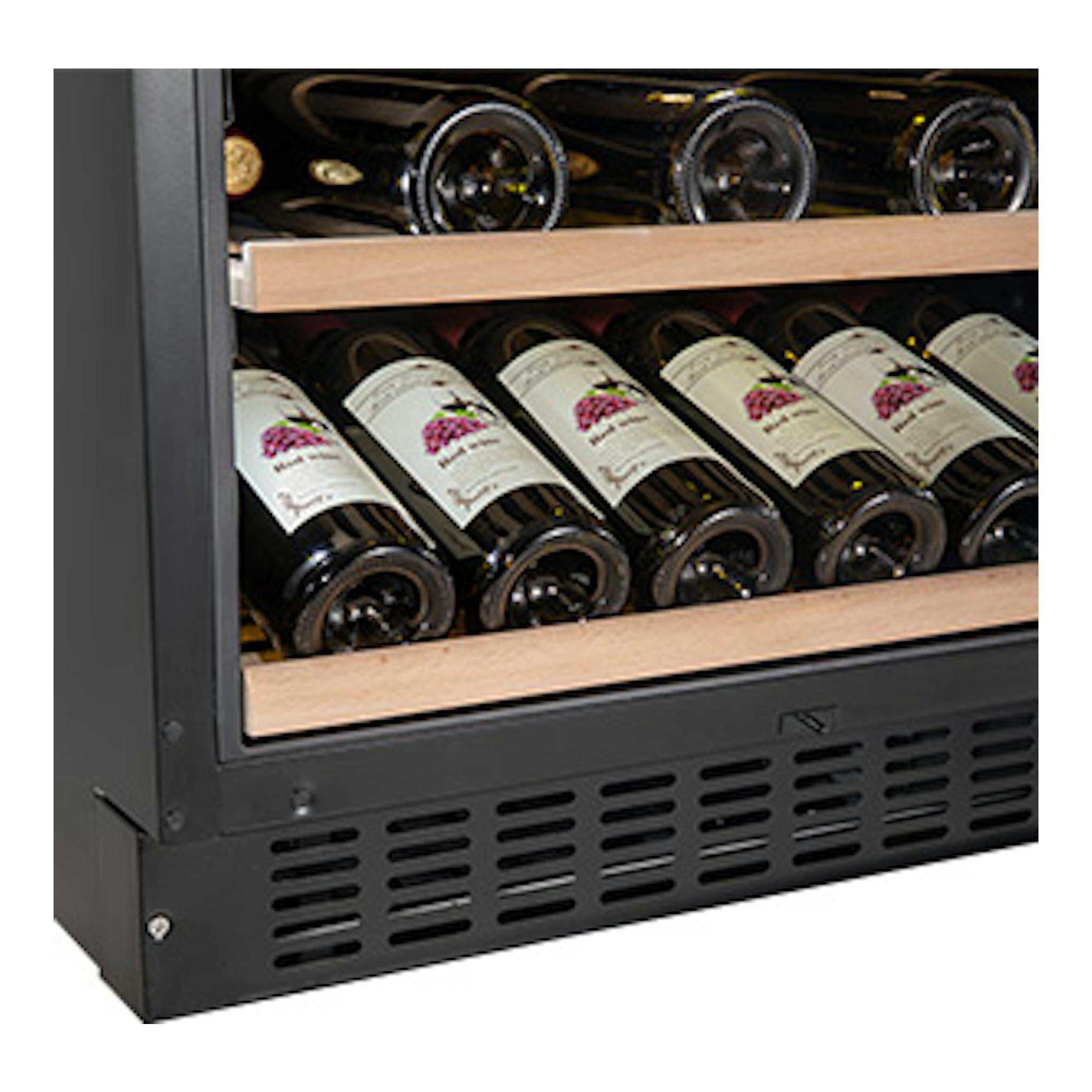 Vinoteca Avintage AVU61D88 negra, vista frontal parcial con botellas en baldas de madera.