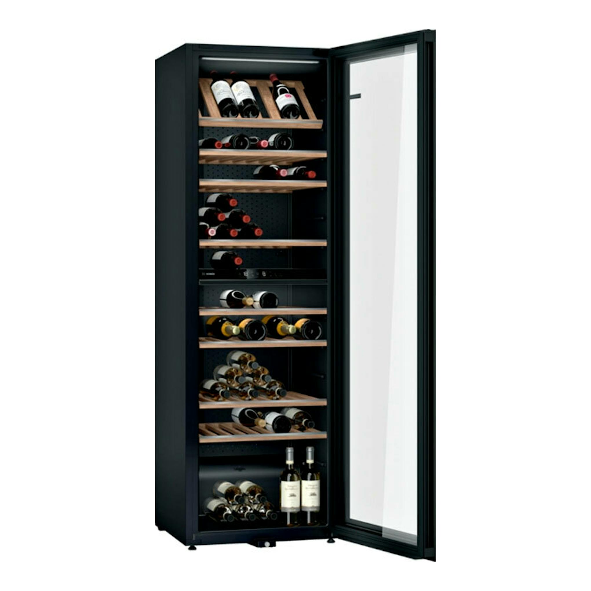 Vinoteca Bosch KWK36ABGA negra, vista frontal con puerta abierta, estantes de madera y botellas de vino.