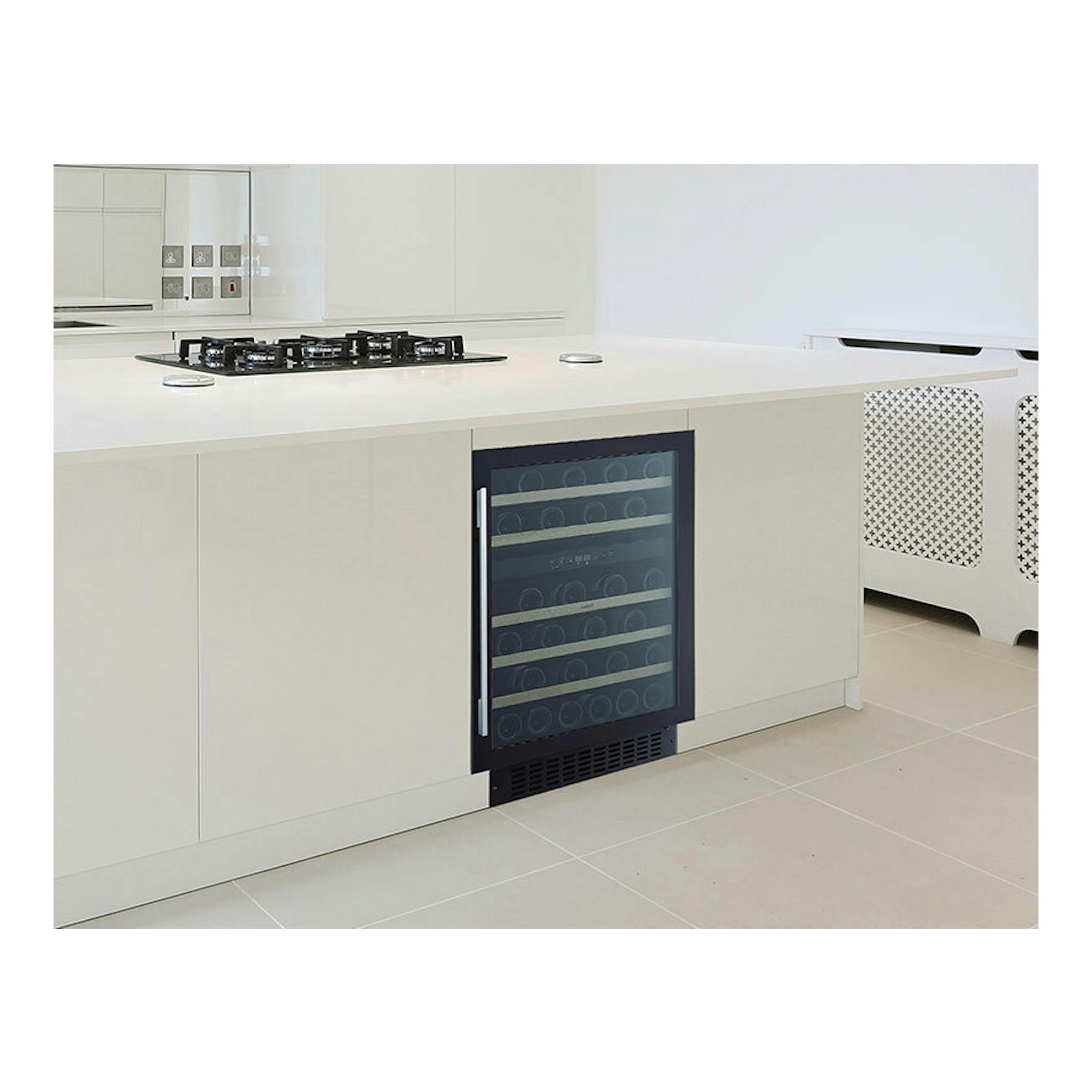 Vinoteca Cata VI59082BK negra, integrada bajo encimera, vista frontal en cocina blanca.