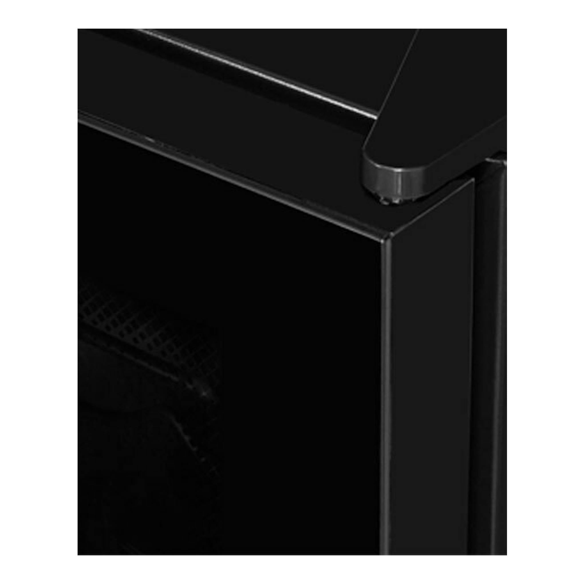 Vinoteca Exquisit WS1-12-GT-030G negra, primer plano de la esquina superior frontal y puerta de vidrio.