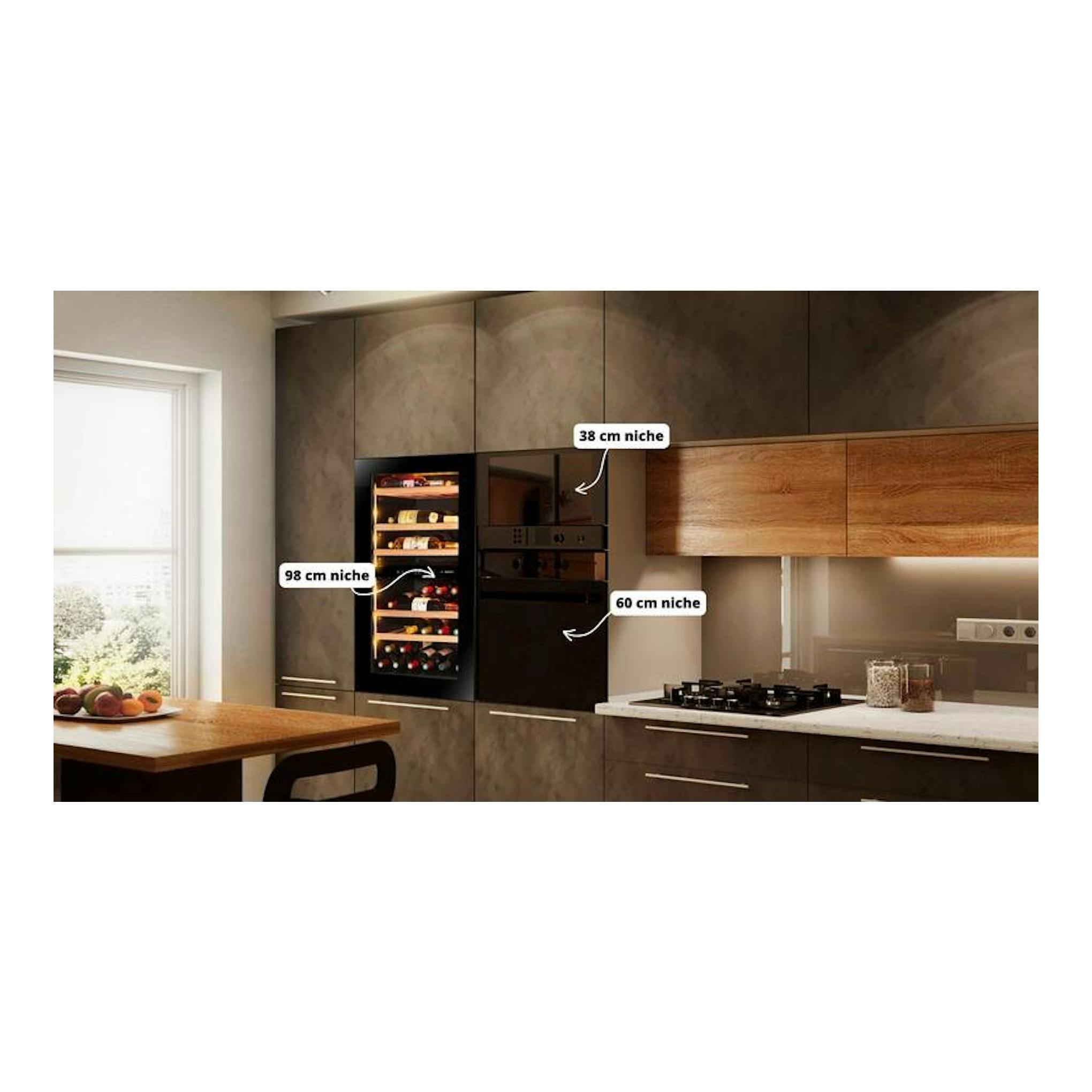 Vinoteca integrable Avintage AVI98PLATINUM negra, empotrada en cocina, con botellas visibles y etiquetas de nicho.