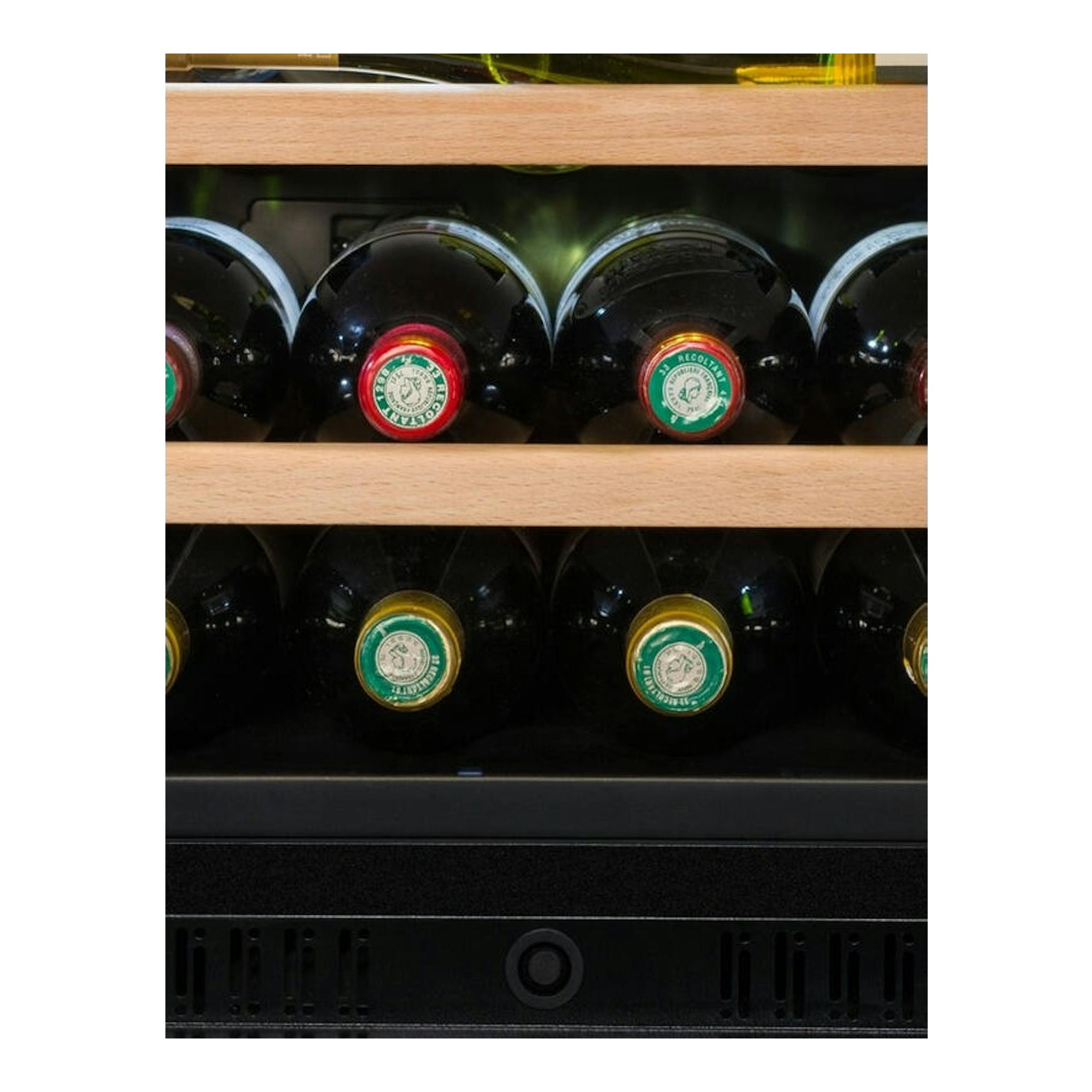 Vinoteca integrable Avintage AVI98PLATINUM negra, vista frontal interior con botellas en estantes de madera.