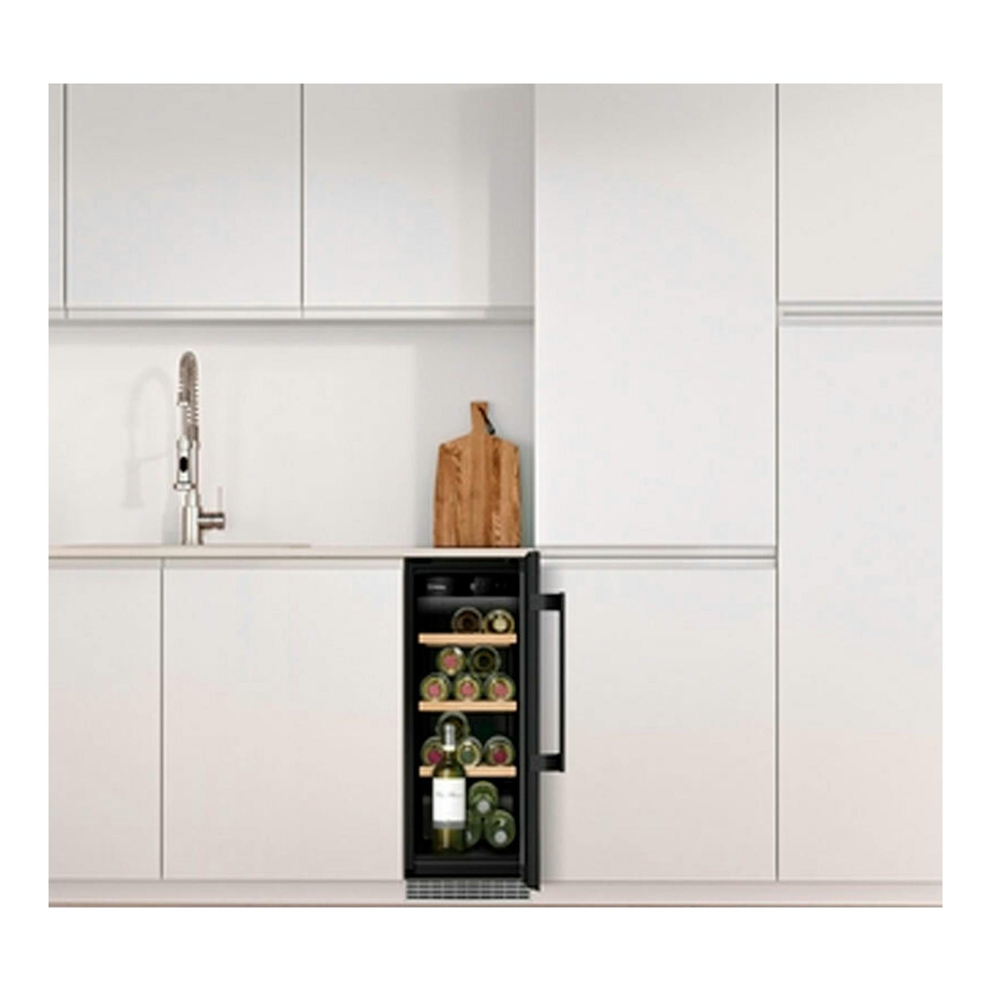 Vinoteca integrable Balay 3WUF073B negra empotrada en mueble de cocina blanco, vista frontal.