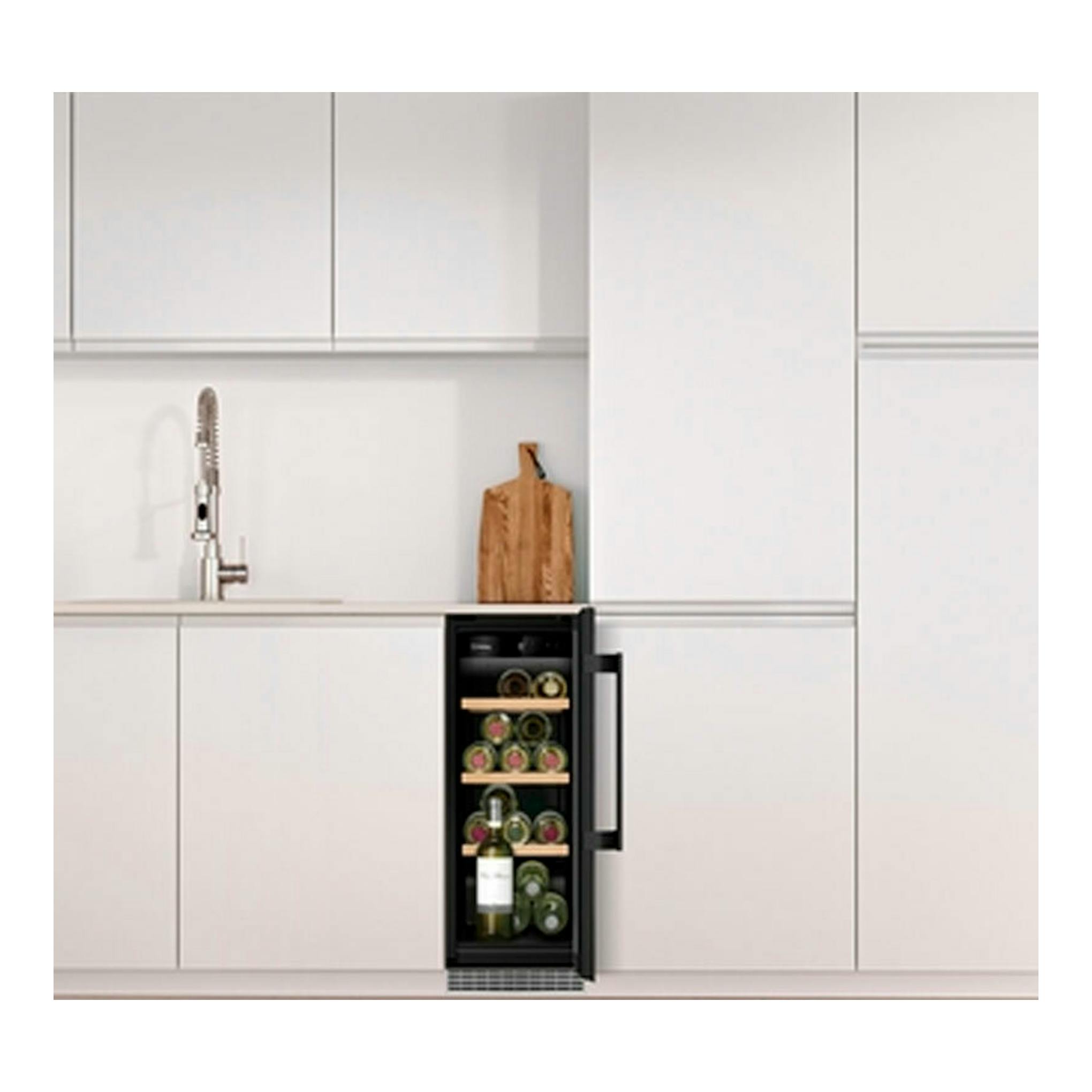 Vinoteca integrable Balay 3WUF073B negra empotrada en mueble de cocina blanco, vista frontal.