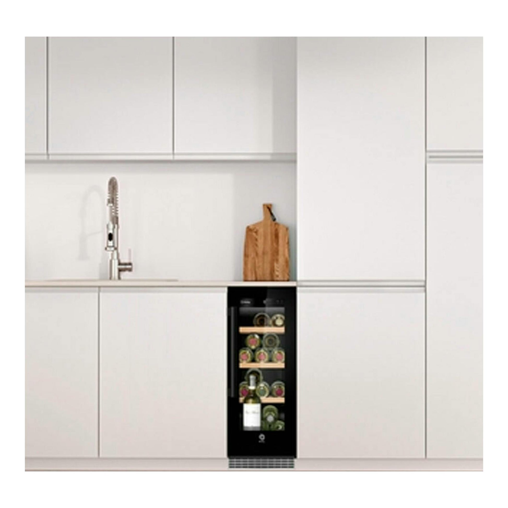 Vinoteca integrable Balay 3WUF073B negra, vista frontal empotrada en muebles de cocina blancos, con botellas visibles.