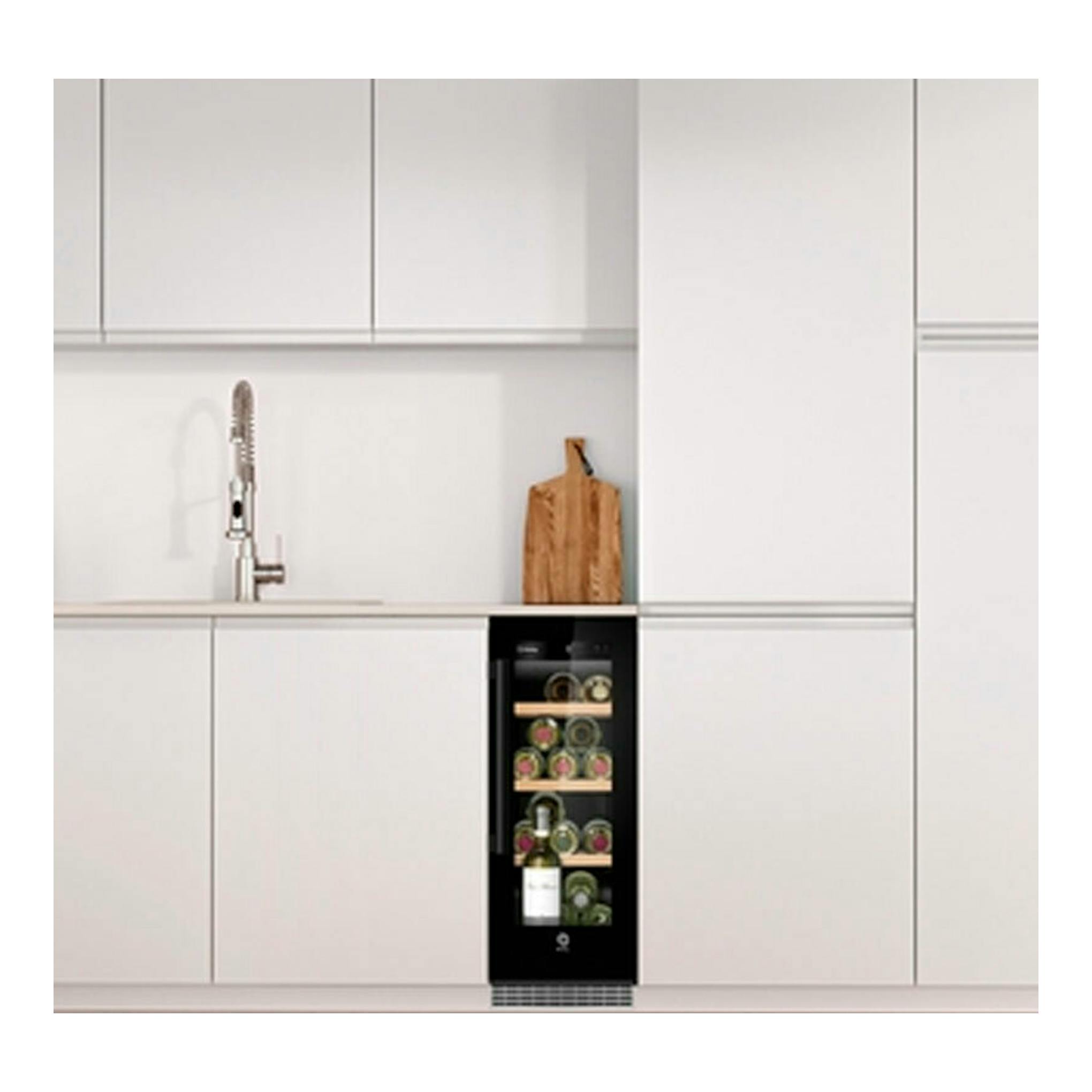 Vinoteca integrable Balay 3WUF073B negra, vista frontal empotrada en muebles de cocina blancos, con botellas visibles.