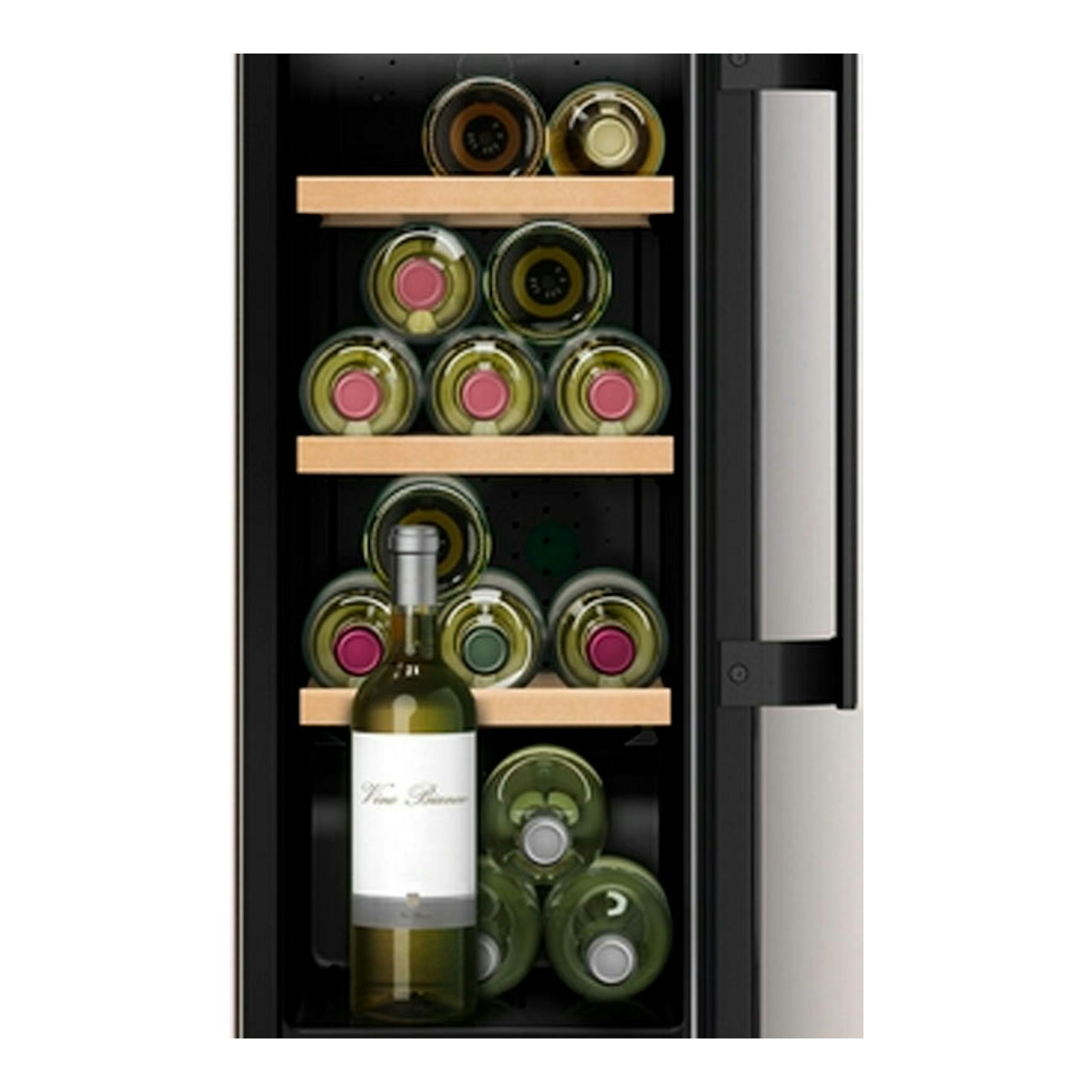 Vinoteca integrable Balay 3WUF073B negra, vista frontal, con botellas y estantes de madera.