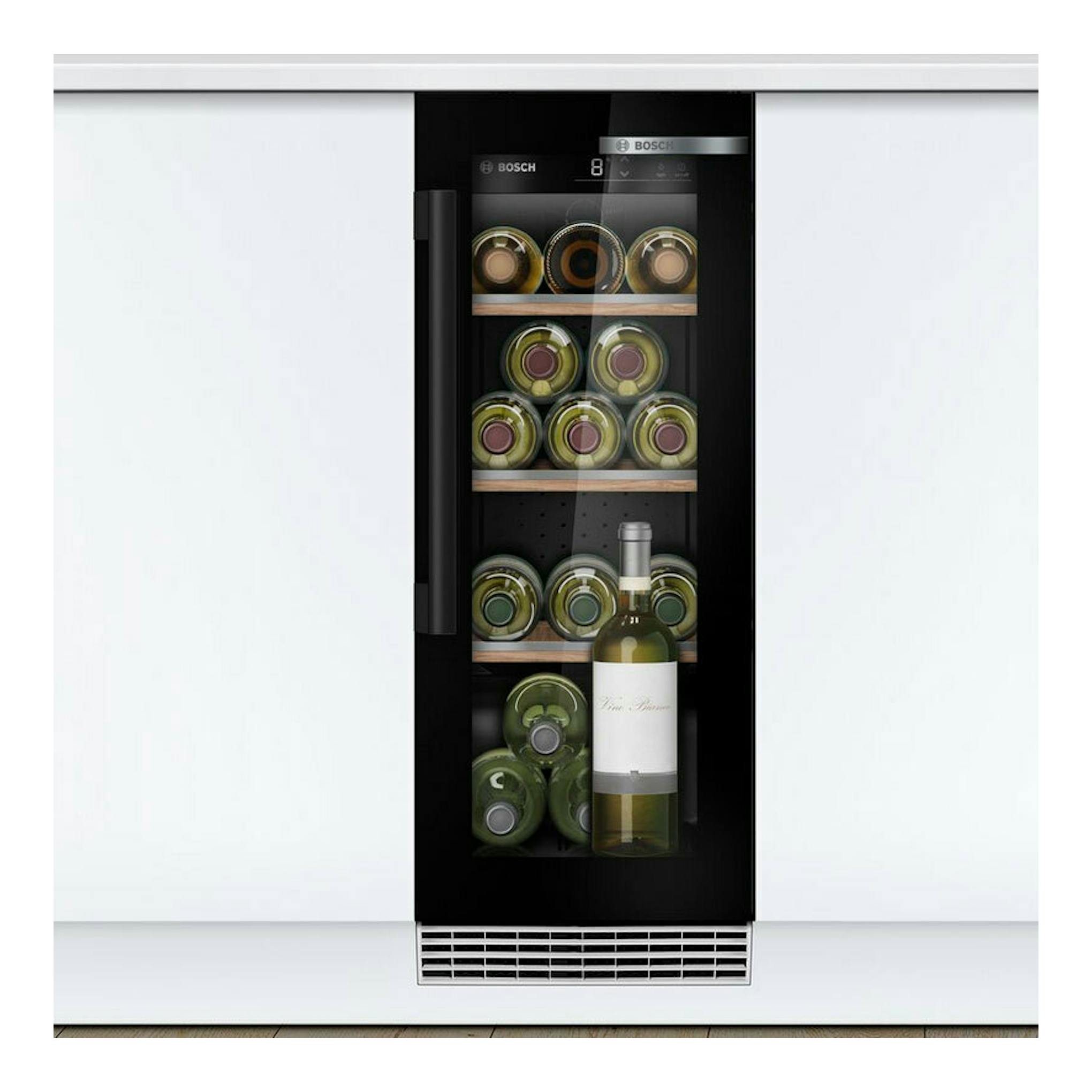 Vinoteca integrable Bosch KUW20VHF0 negra, vista frontal, con botellas en estantes tras cristal.