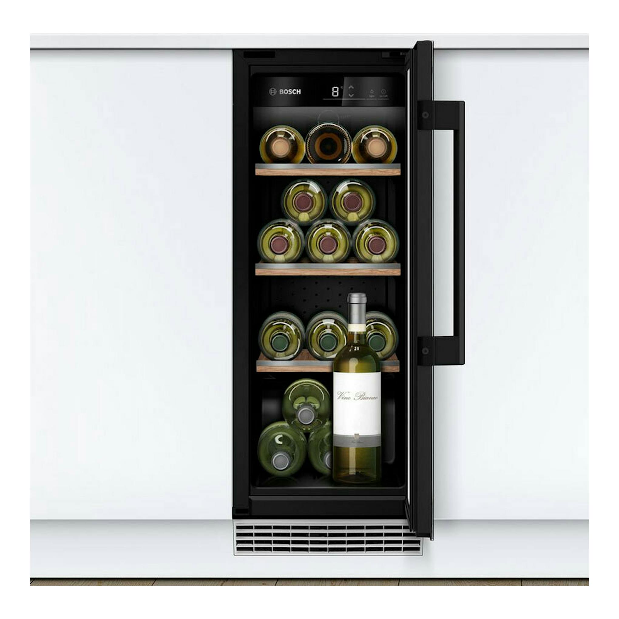 Vinoteca integrable Bosch KUW20VHF0 negra, vista frontal con puerta abierta y botellas en baldas.