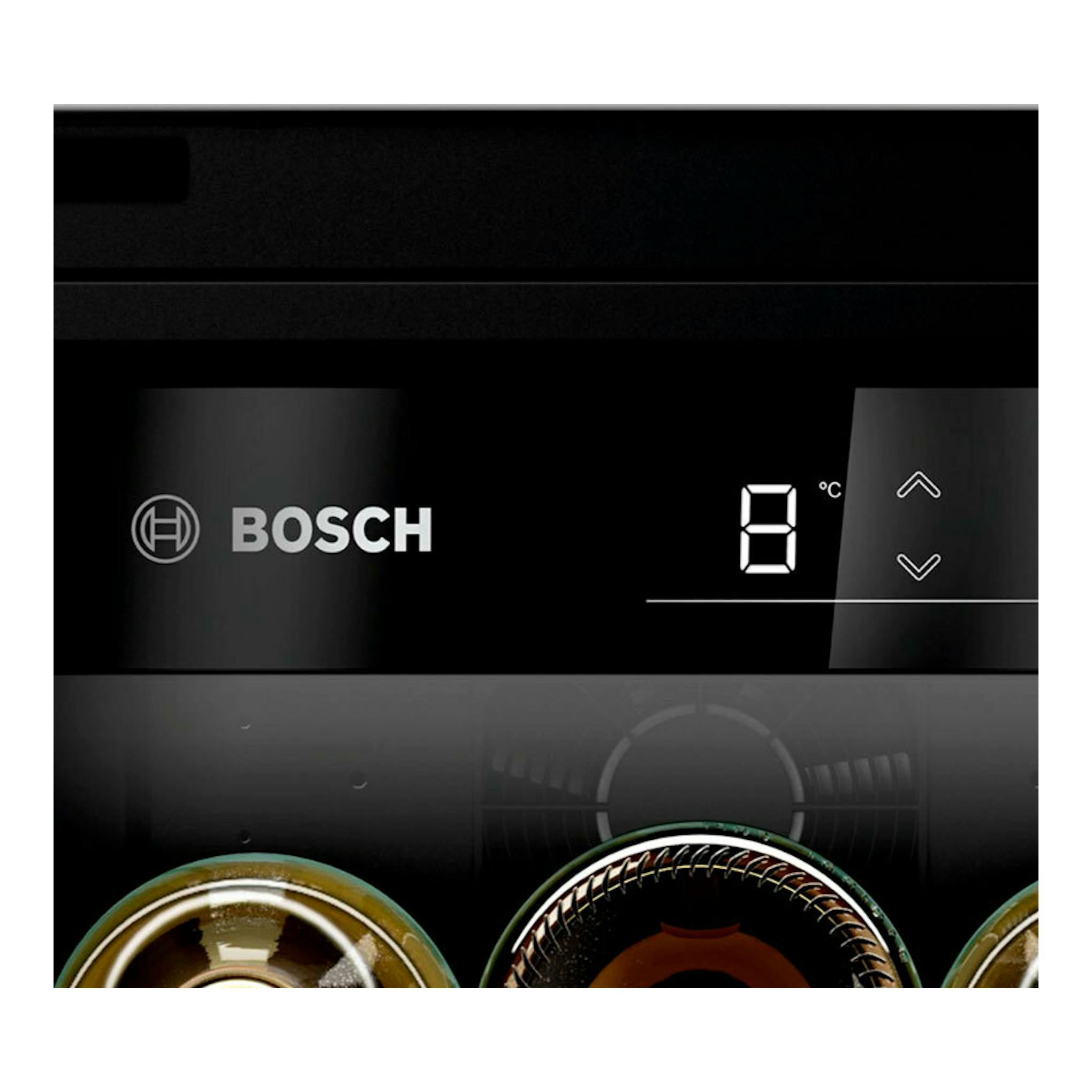 Vinoteca integrable Bosch KUW20VHF0 negra, vista frontal parcial con display a 8 °C.