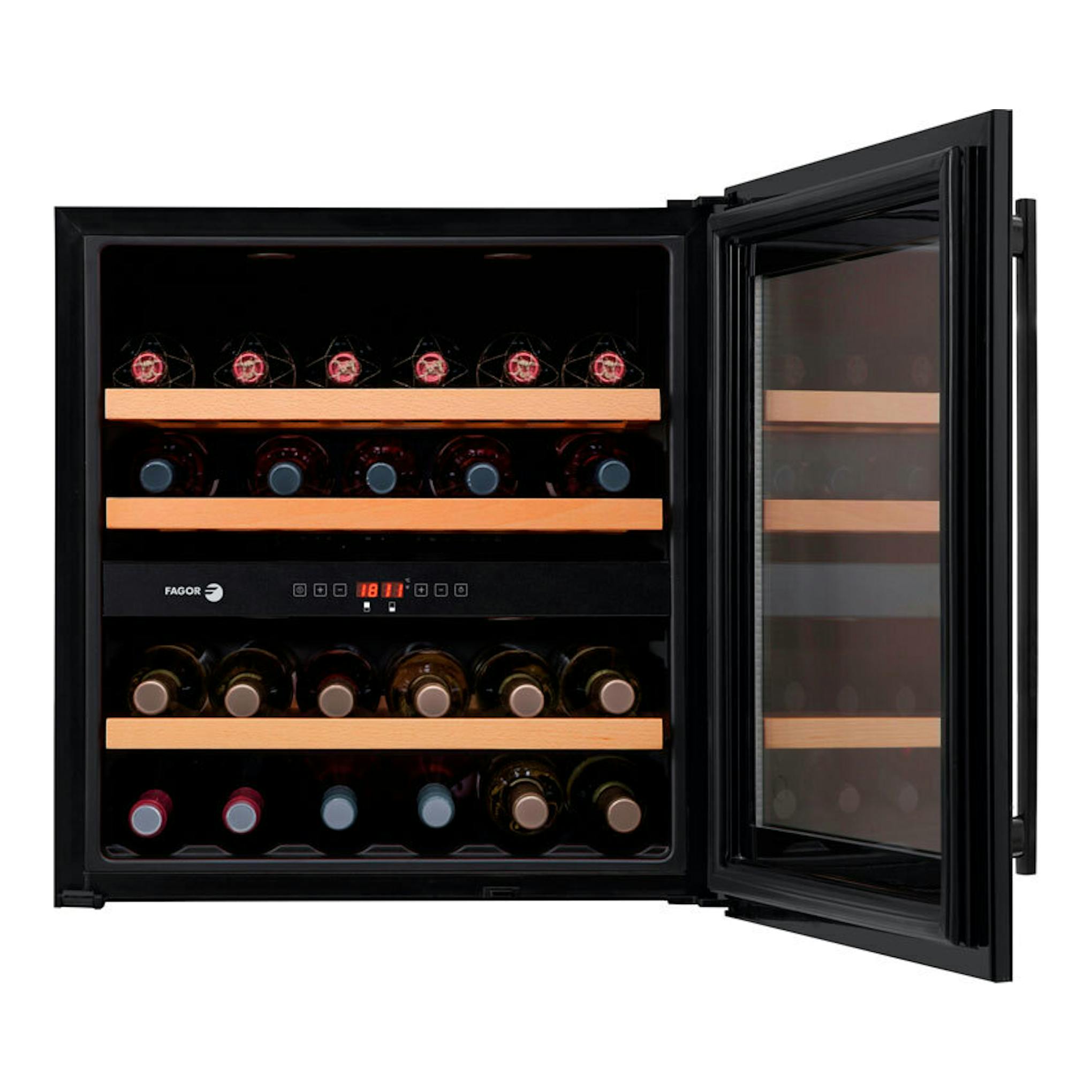 Vinoteca integrable Fagor 3WCI6040N negra, vista frontal con puerta abierta y botellas en baldas de madera.