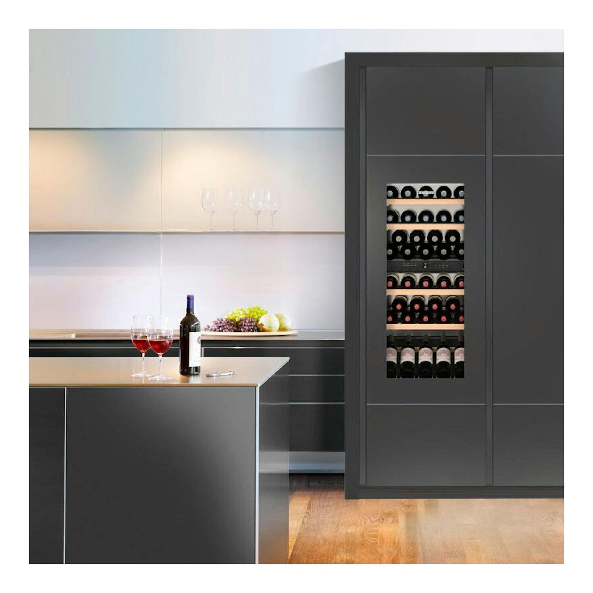 Vinoteca integrable Liebherr EWTdf 2353, vista frontal, negra, empotrada en cocina con botellas visibles.