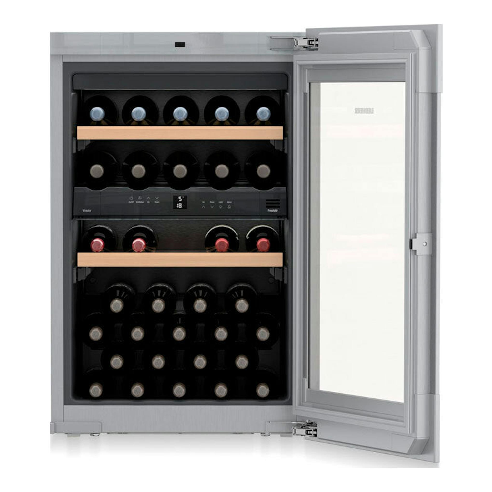 Vinoteca integrable Liebherr EWTgb 1683 negra, vista frontal con puerta abierta y botellas en estantes.