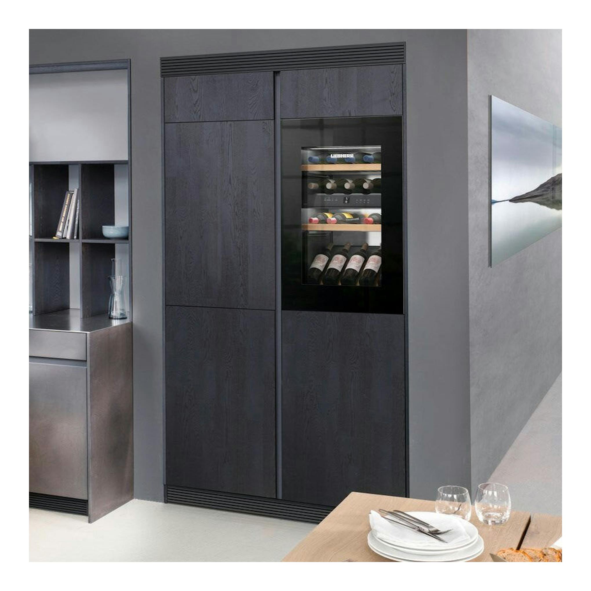 Vinoteca integrable Liebherr EWTgb 1683 001 26 negra, vista frontal empotrada en mueble oscuro.