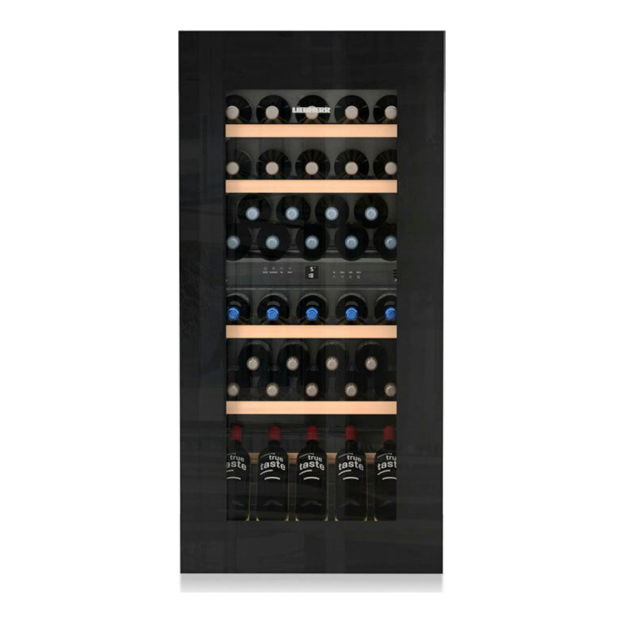 Vinoteca integrable Liebherr EWTgb 2383 negra, vista frontal con puerta de cristal y botellas en estantes.
