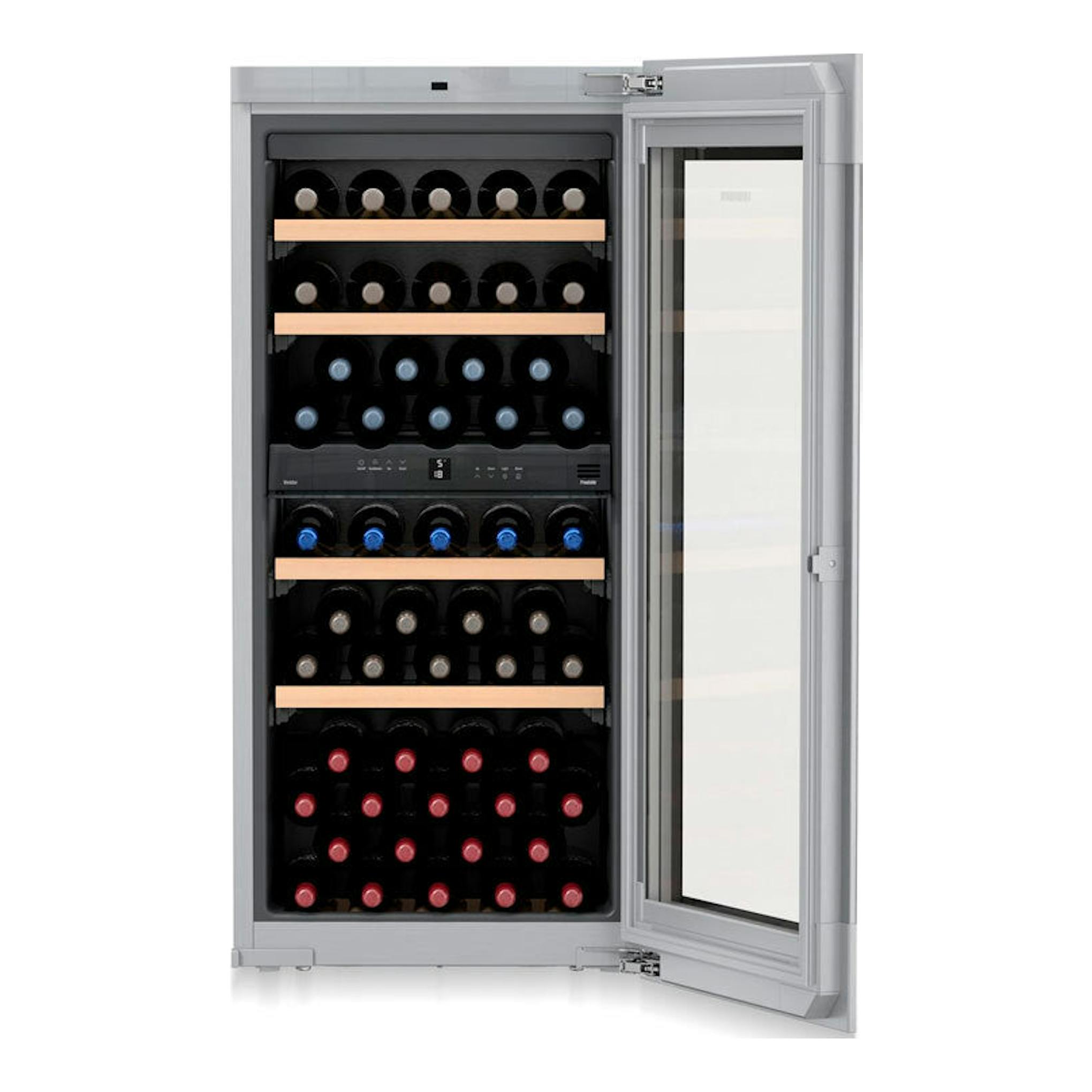 Vinoteca integrable Liebherr EWTgb 2383 abierta, vista frontal, negra y plata, con botellas en estantes de madera.
