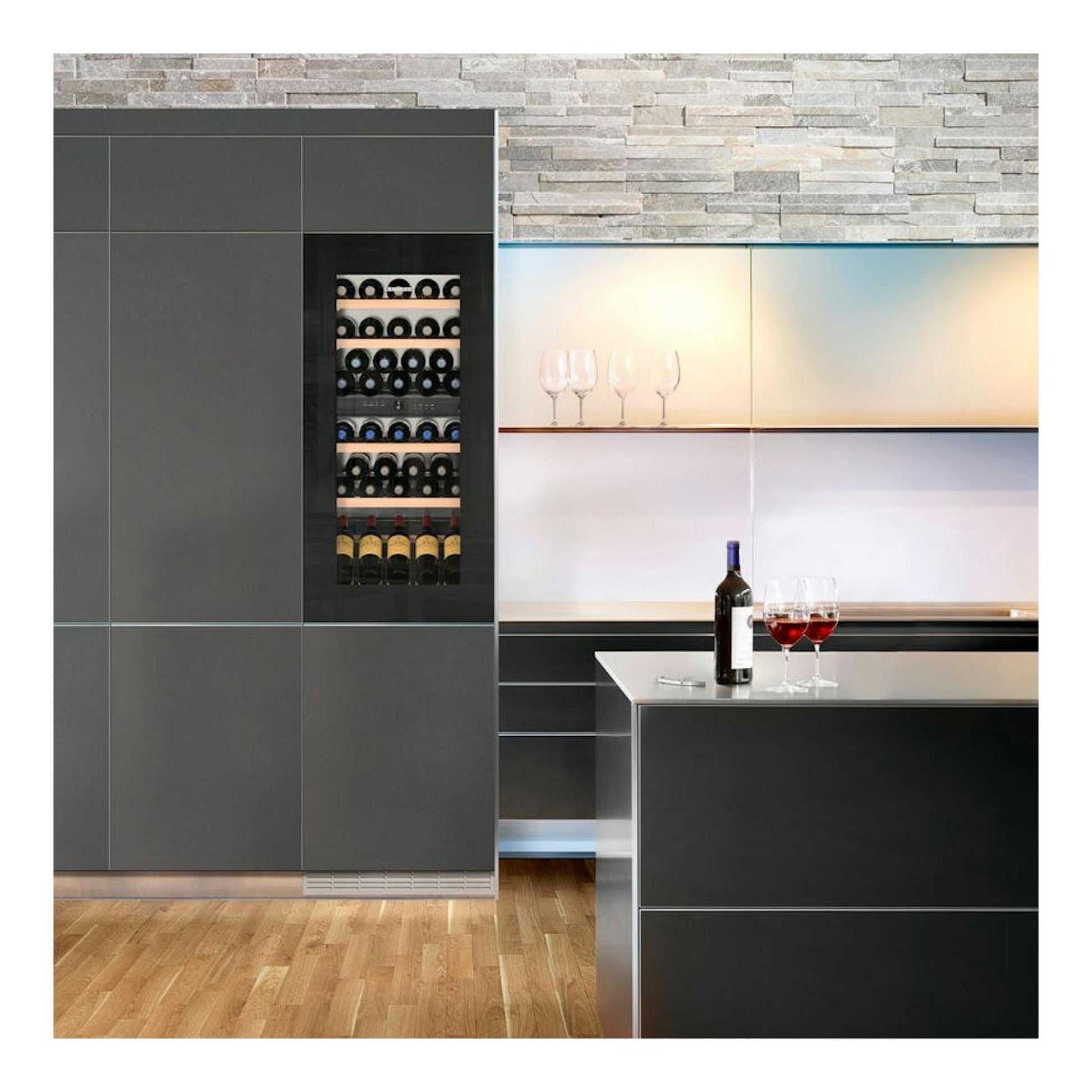 Vinoteca integrable Liebherr EWTgb 2383 negra, vista frontal empotrada en mueble, con botellas visibles.
