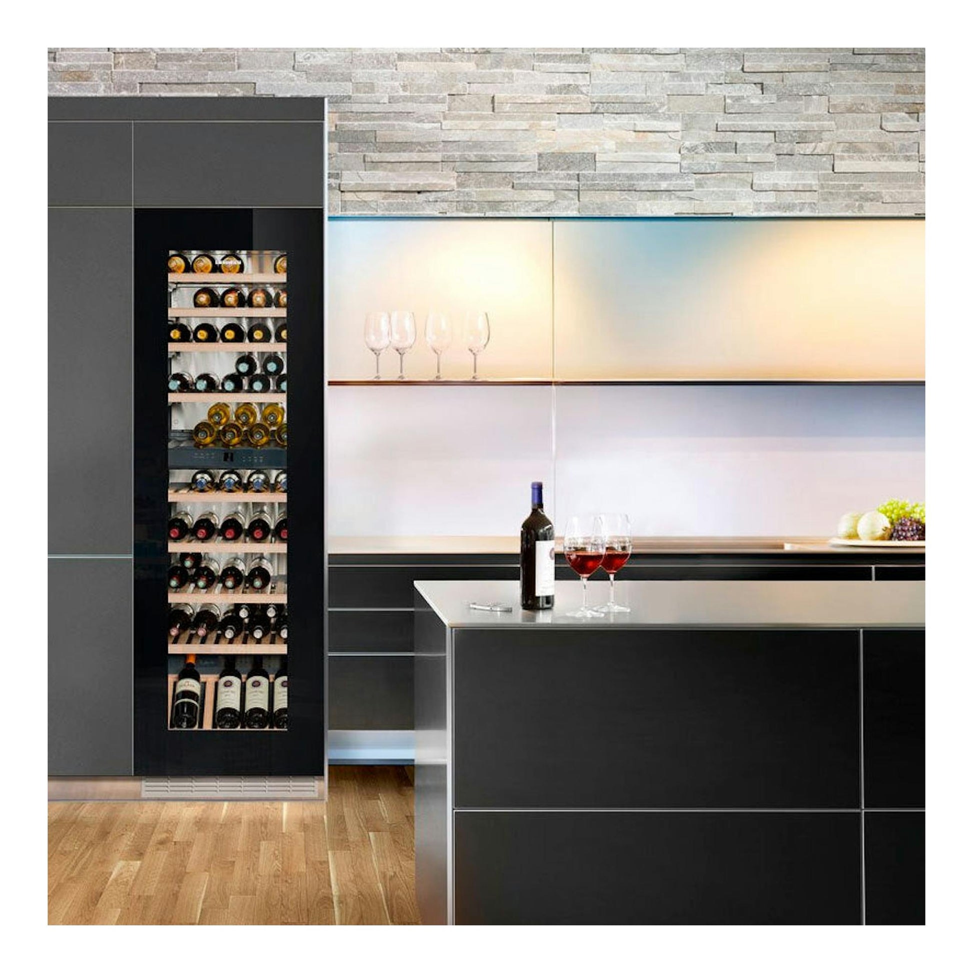 Vinoteca integrable Liebherr EWTgb 3583 negra, vista frontal, empotrada en cocina moderna.