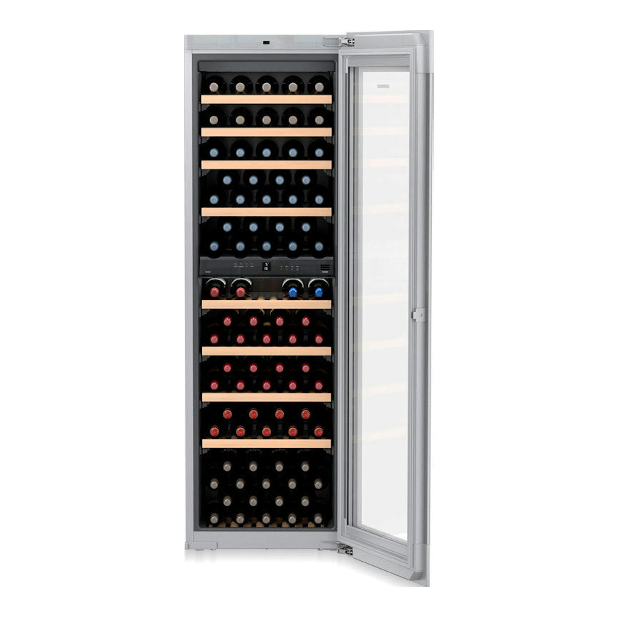 Vinoteca integrable Liebherr EWTgw 3583 blanca, vista frontal con puerta abierta y botellas en estantes.