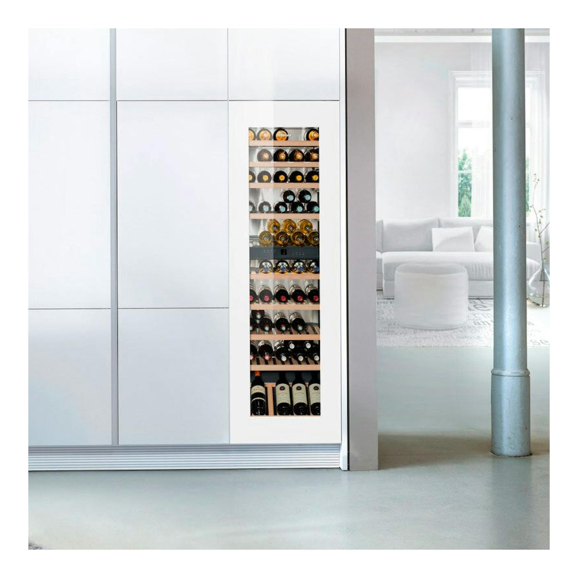 Vinoteca integrable Liebherr EWTgw 3583 blanca, vista frontal, empotrada en mueble blanco con puerta de cristal y botellas.
