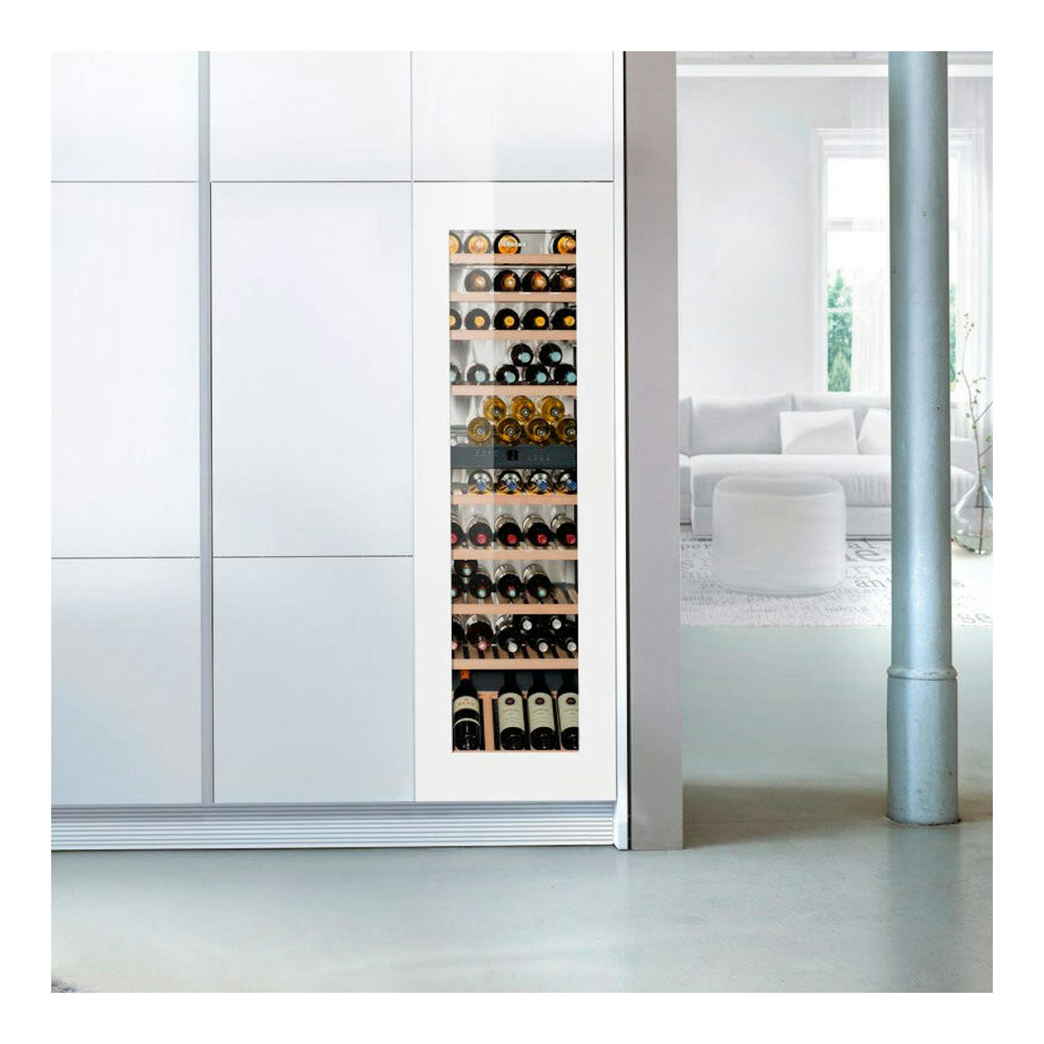 Vinoteca integrable Liebherr EWTgw 3583 blanca, vista frontal, empotrada en mueble blanco con puerta de cristal y botellas.